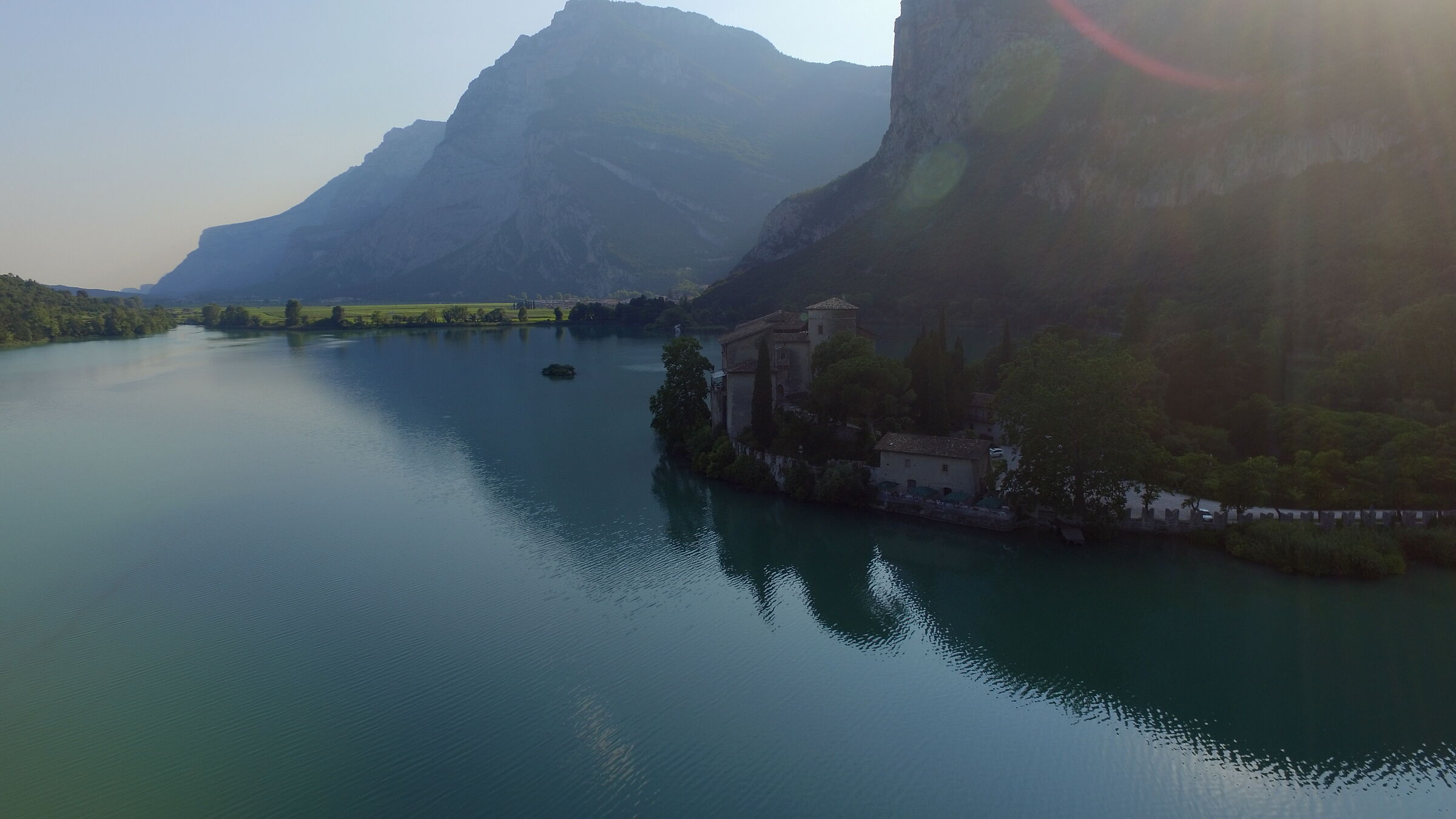 Castello e lago di Toblino,veduta aerea