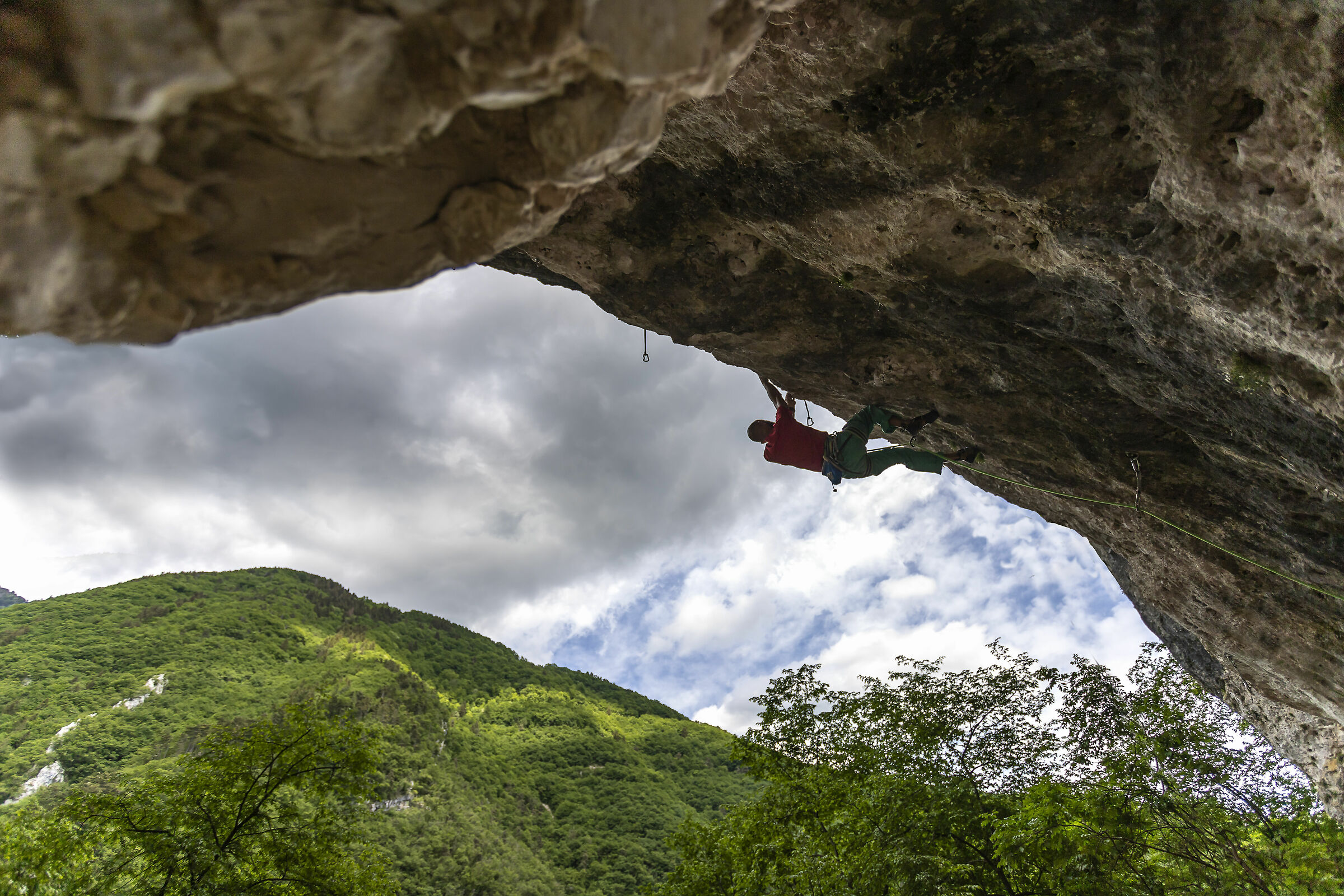 recovers from the overhangs