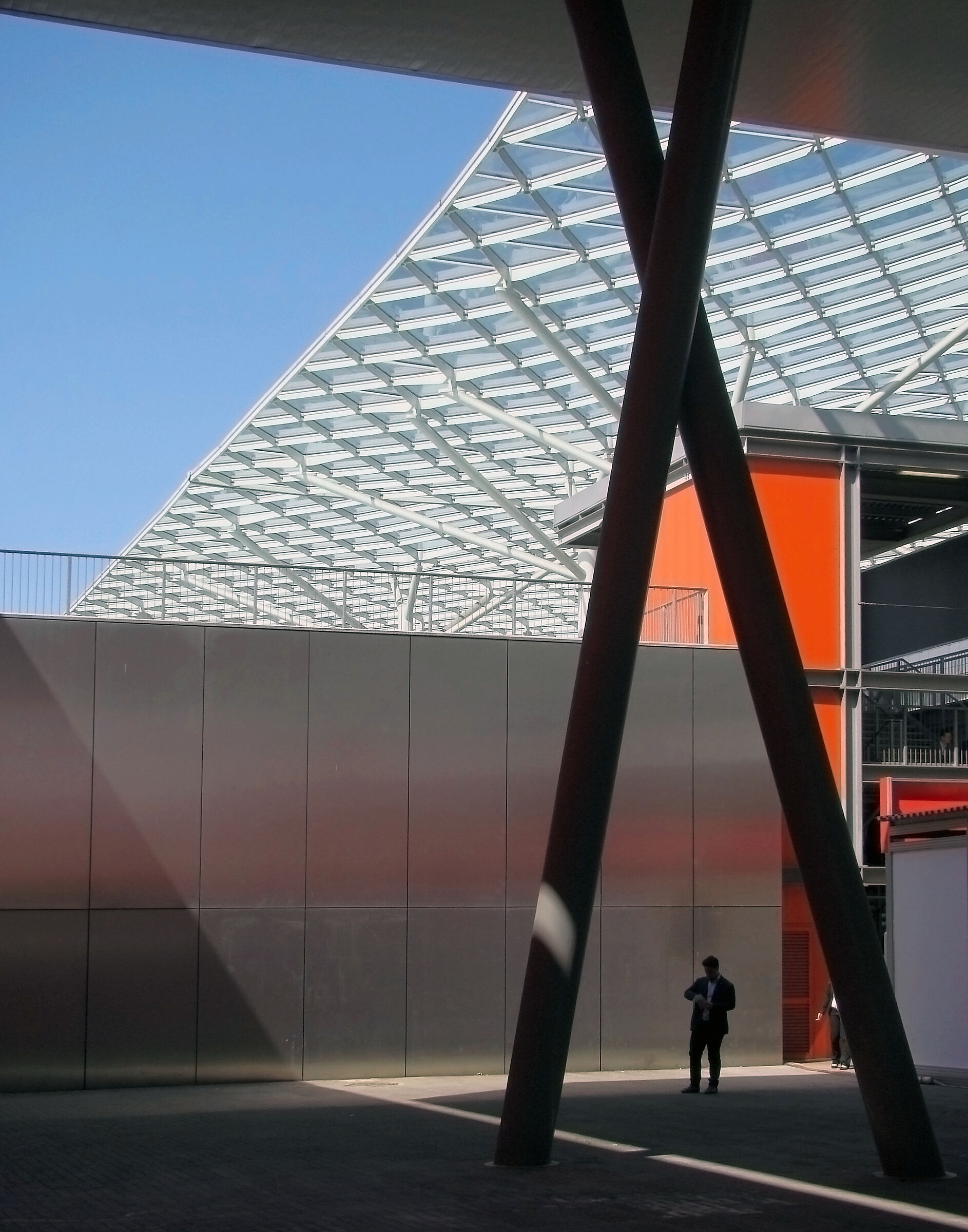 Composizione con triangoli e arancio