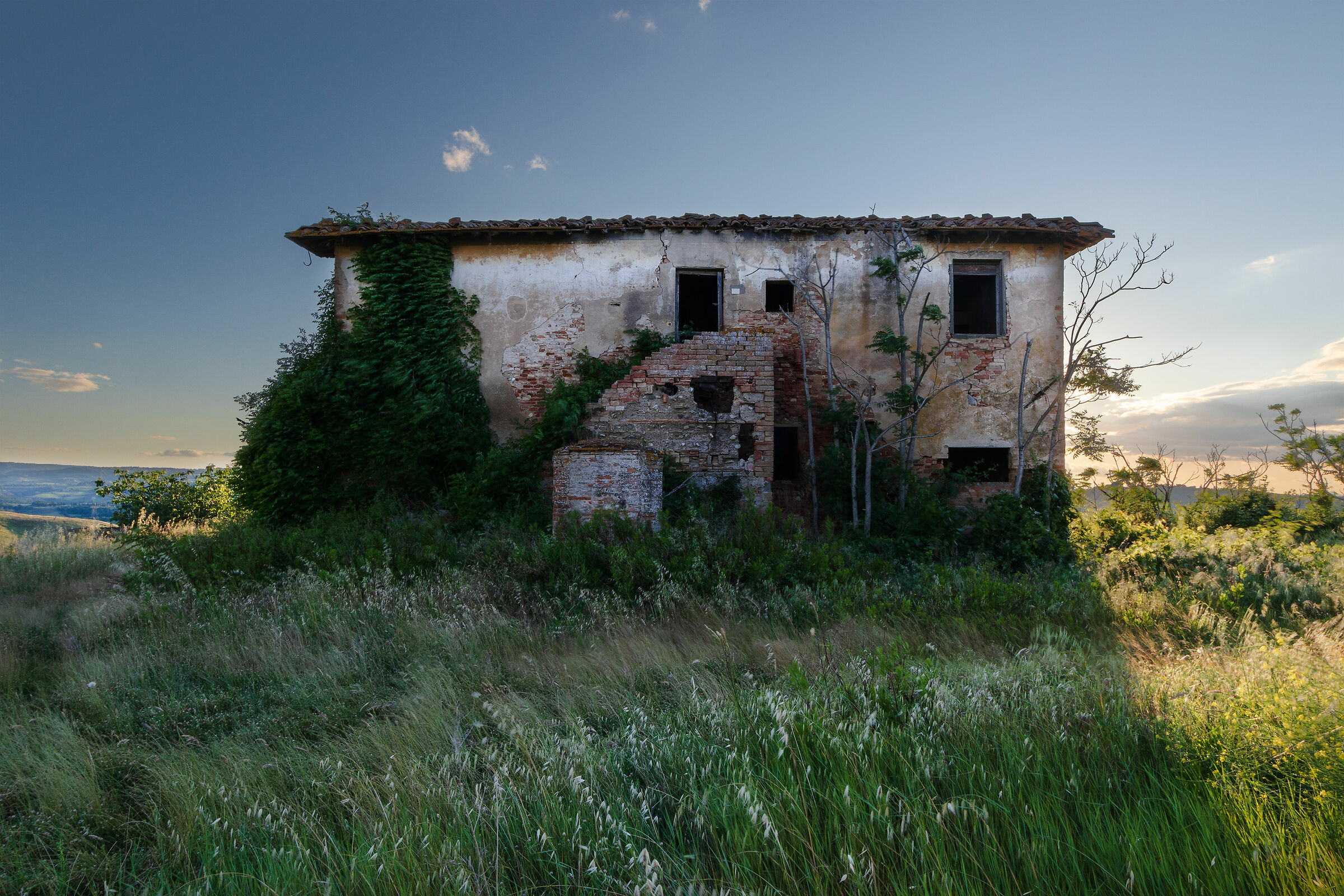 Abbandonata in cima alla collina