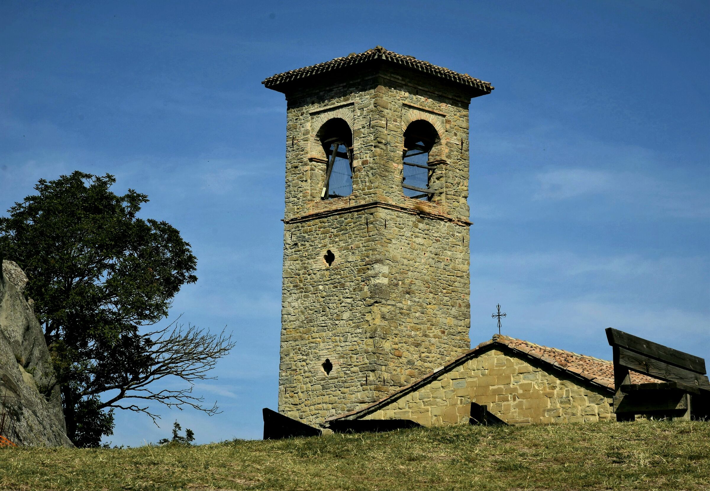 spunta la chiesa...dal monte