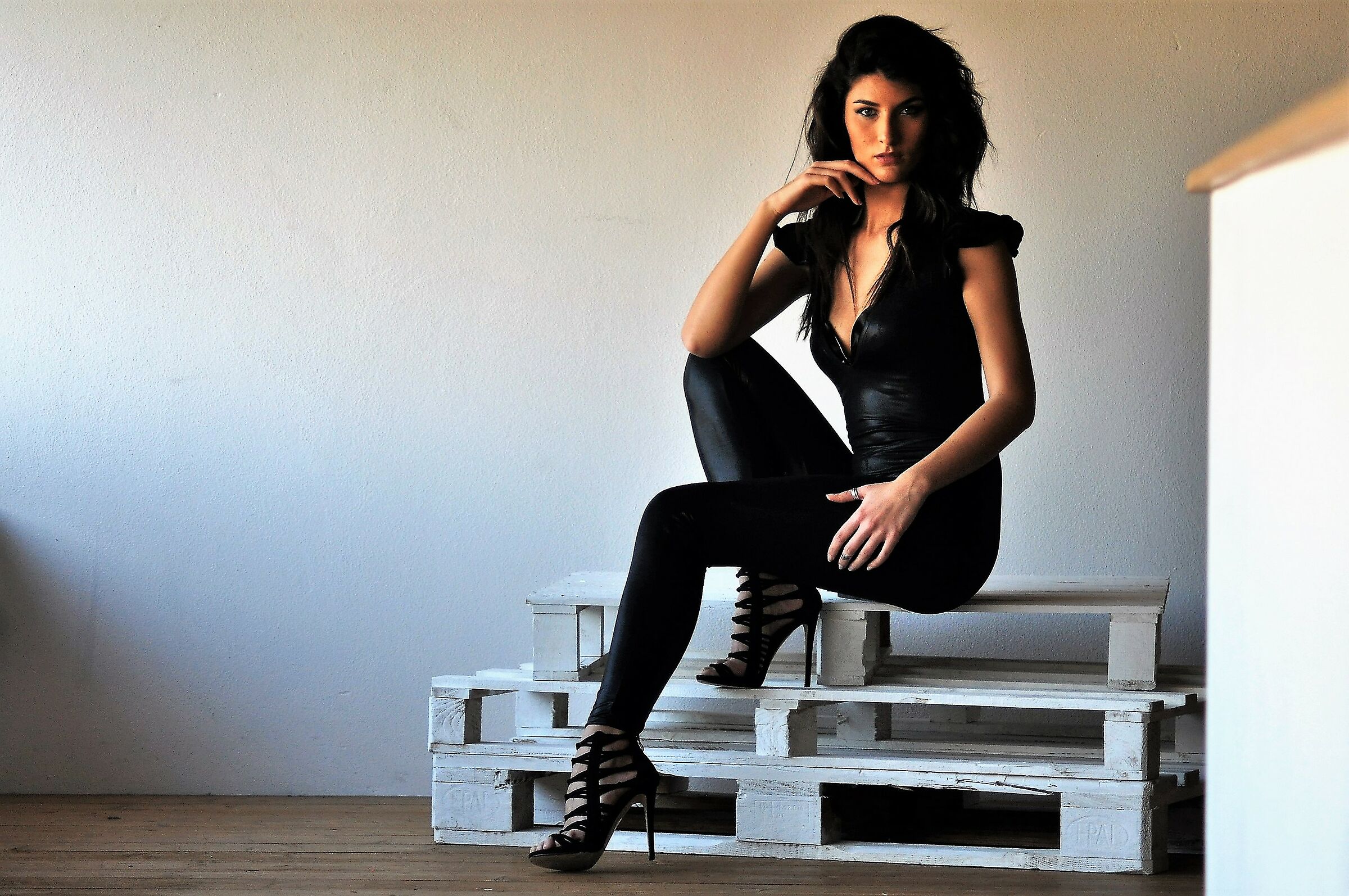 Serena in pelle sul Pallet orizz con muretto