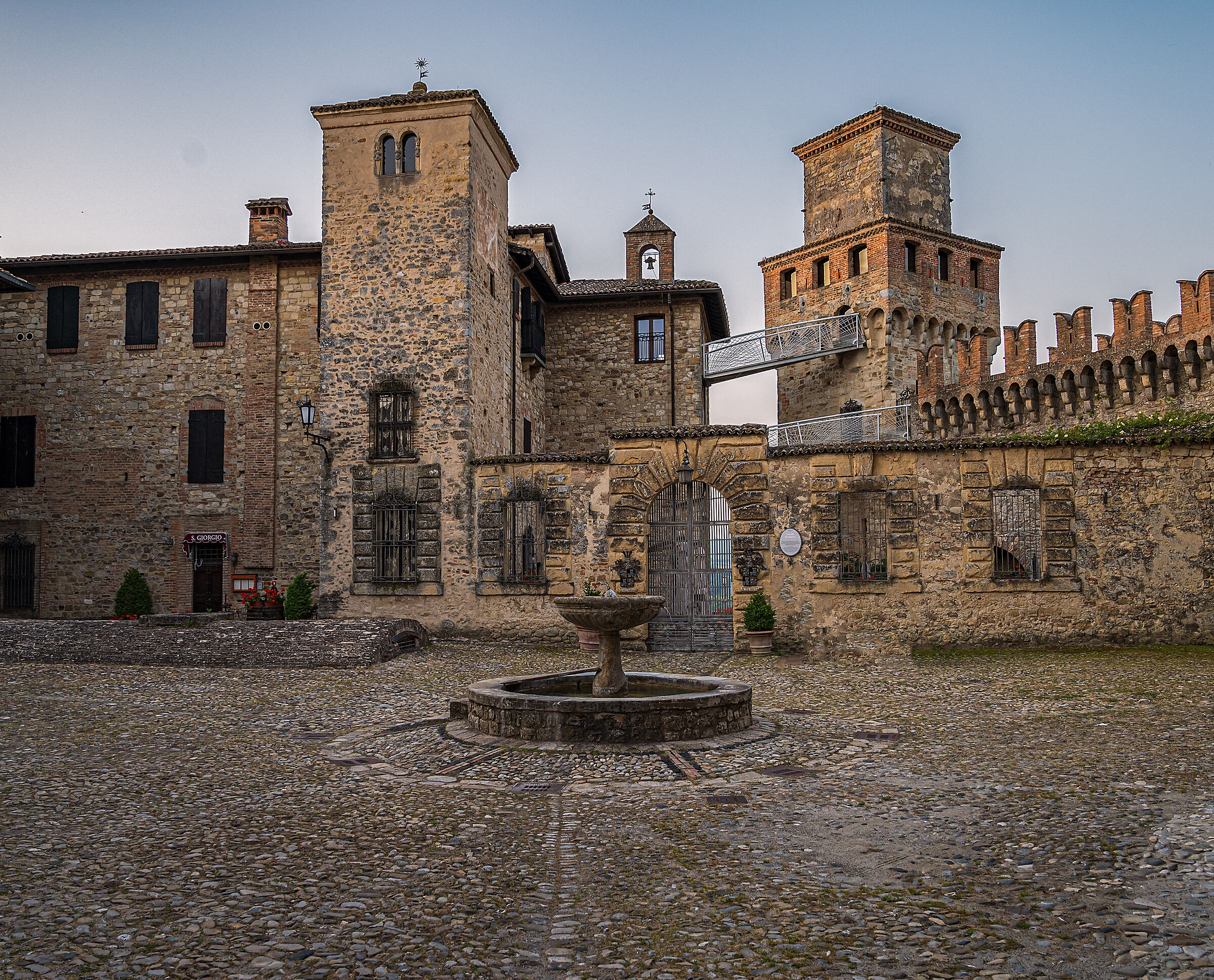 Piazza antica vigoleno
