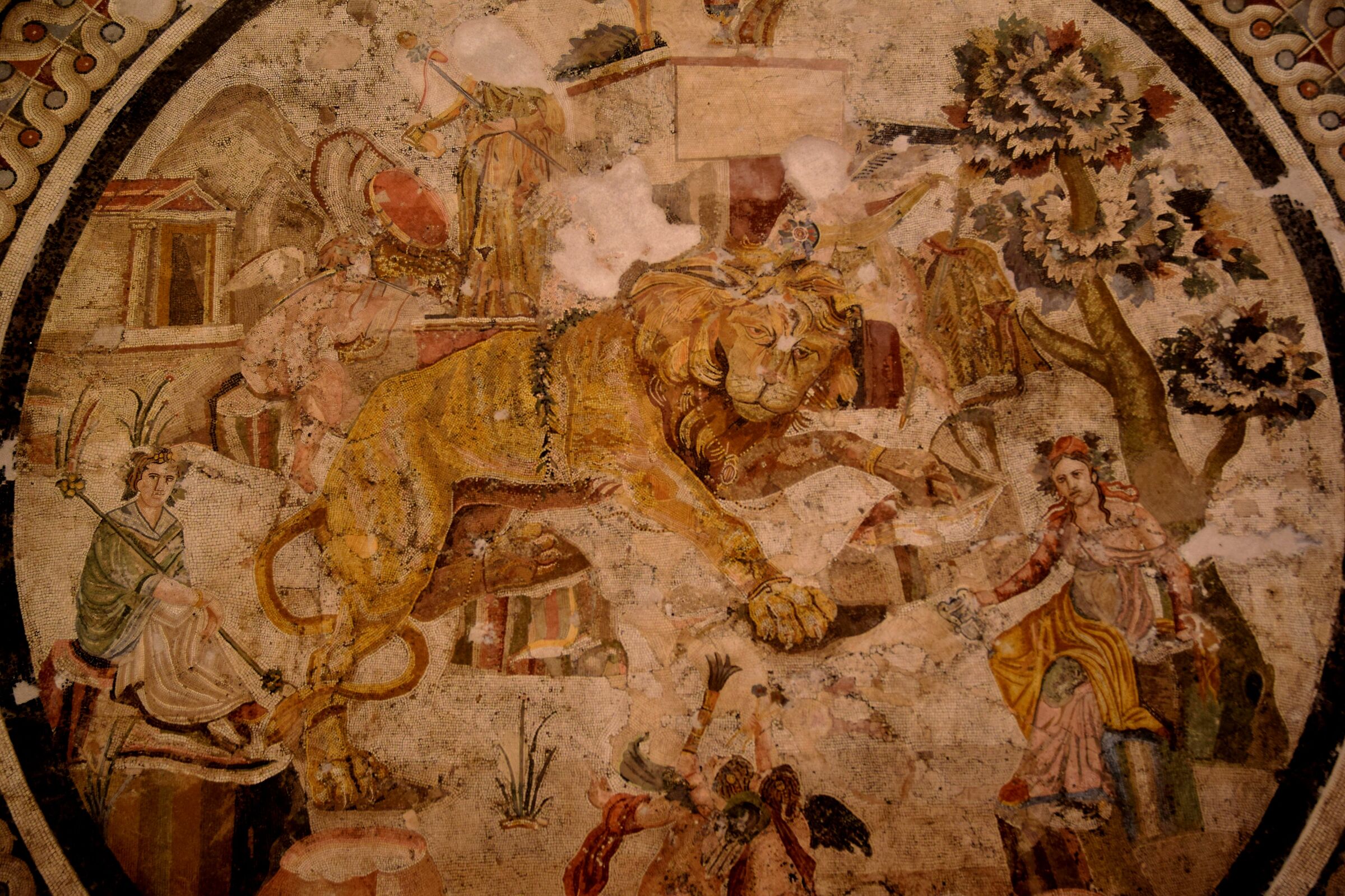 Leone e Amorini tra Dionisio e Manadi