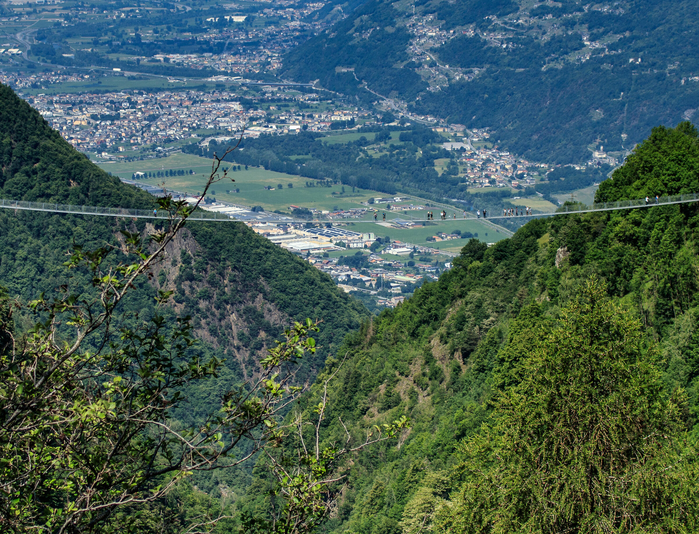 Volando sul ponte tibetano