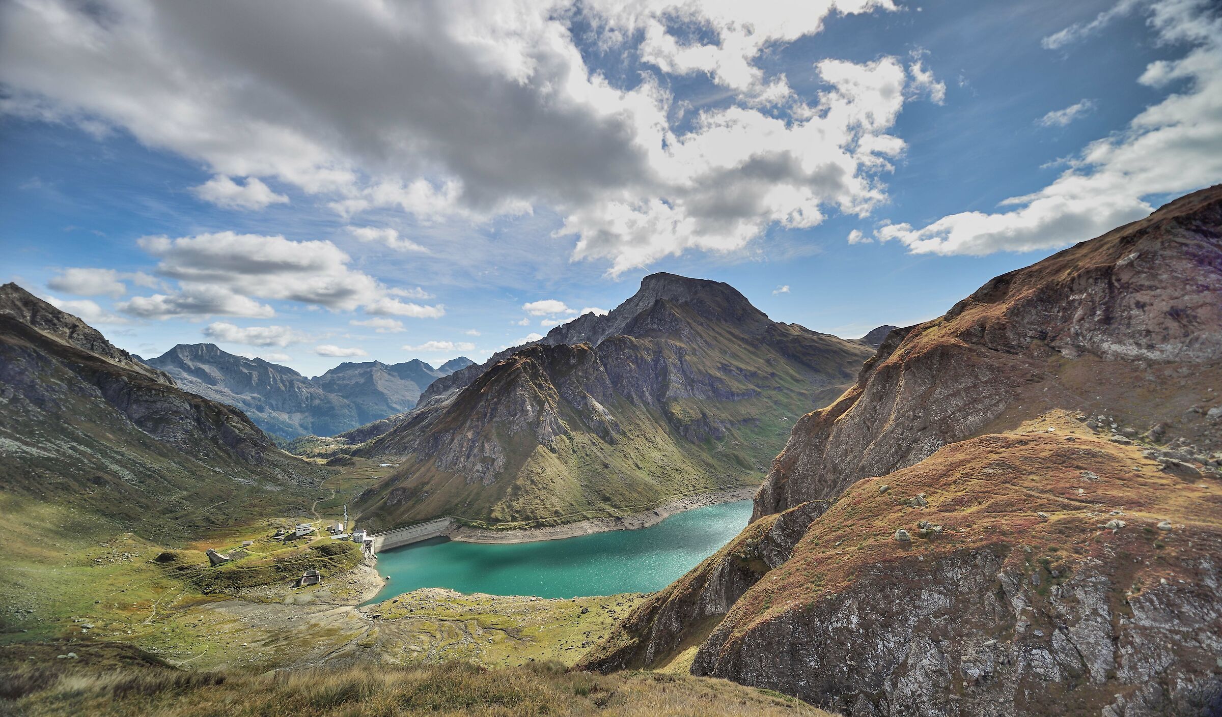 il lago Vannino con il rifugio in veste autunnale