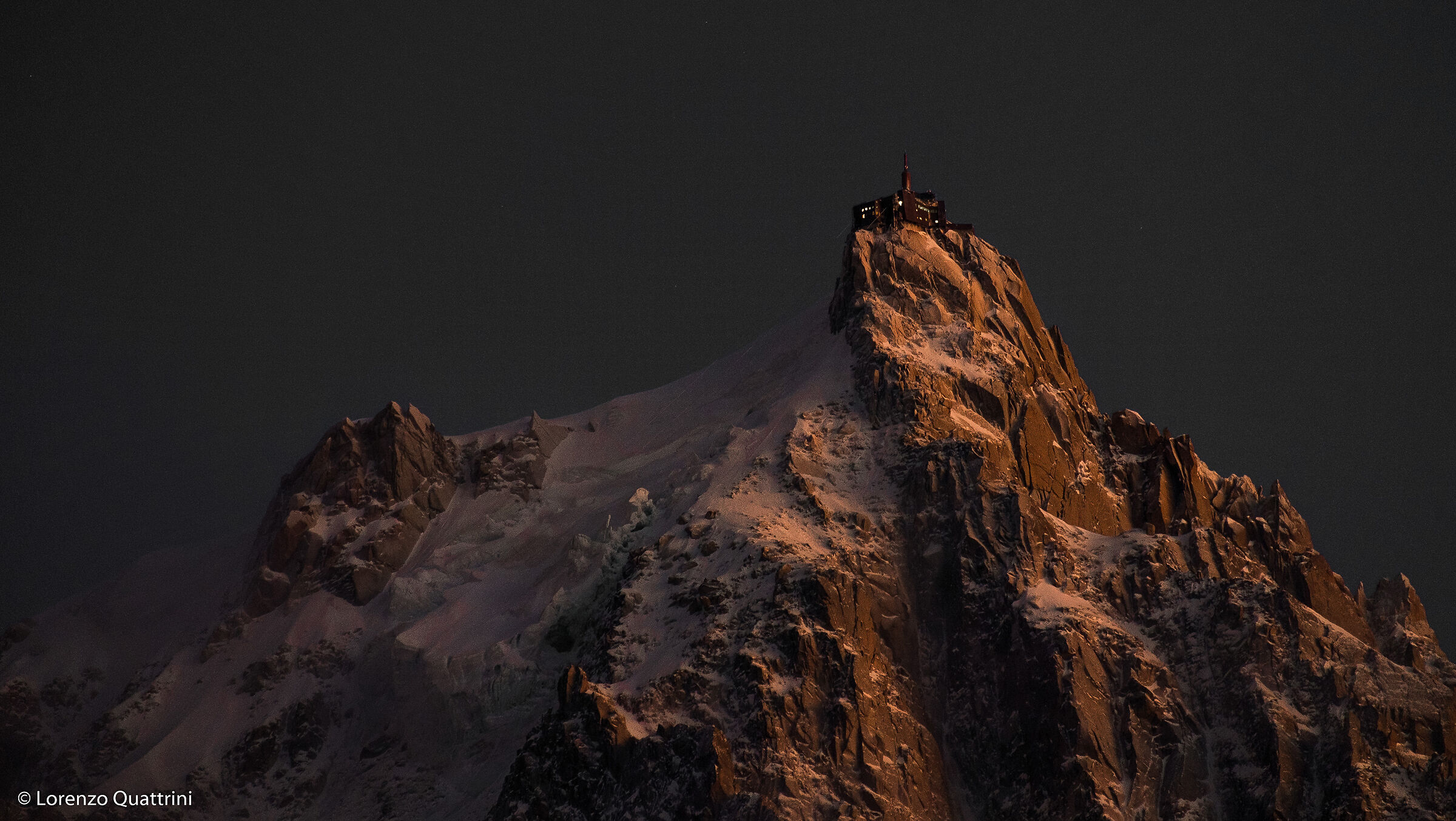 L'Aiguille du Midi sur le massif du Mont-Blanc