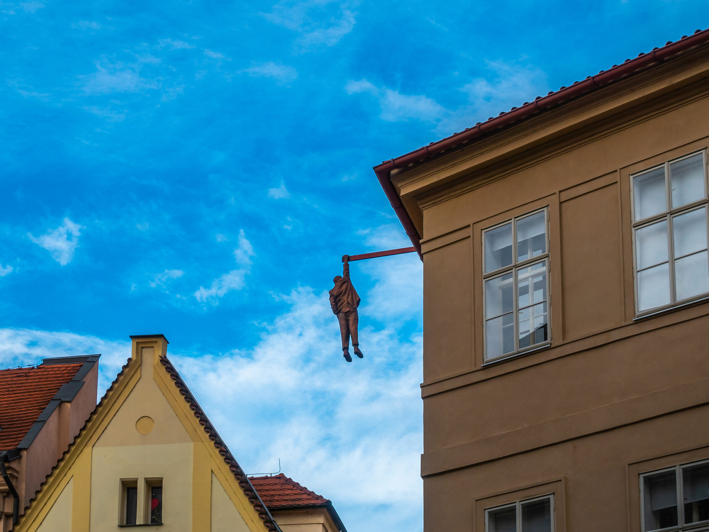 Praga, Sigmund Freud statue suspended