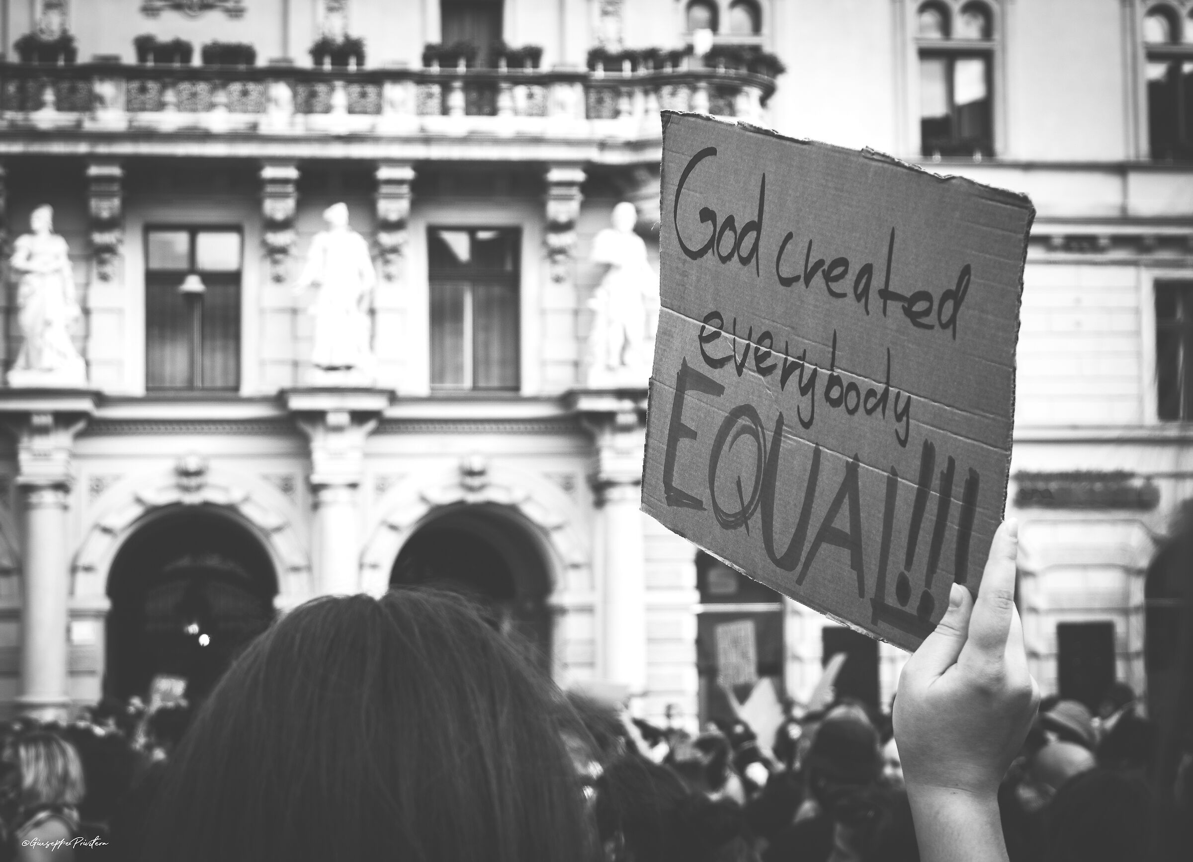 Togliere i diritti equivale a tagliar le teste.