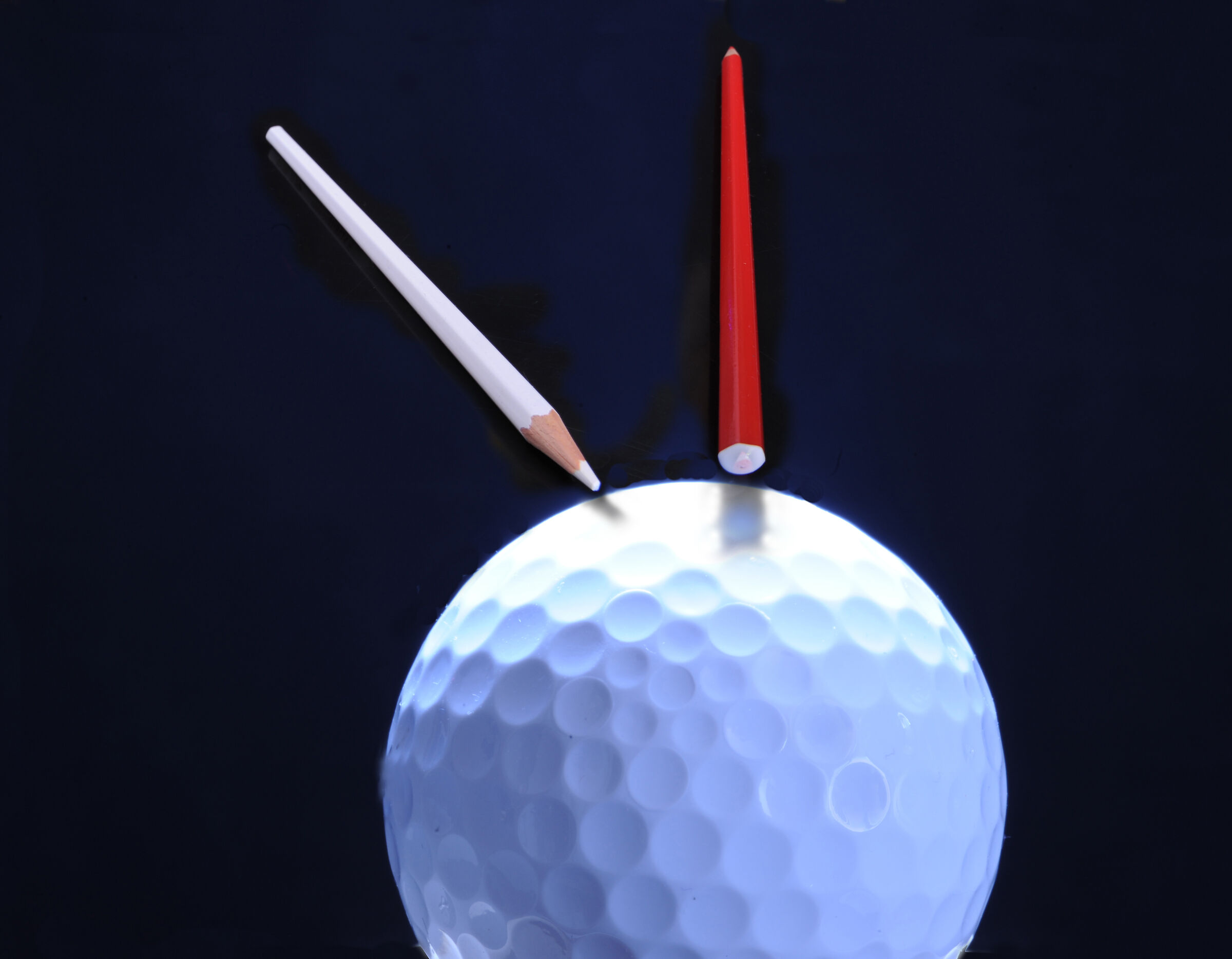 giocando con la grossa palla da golf