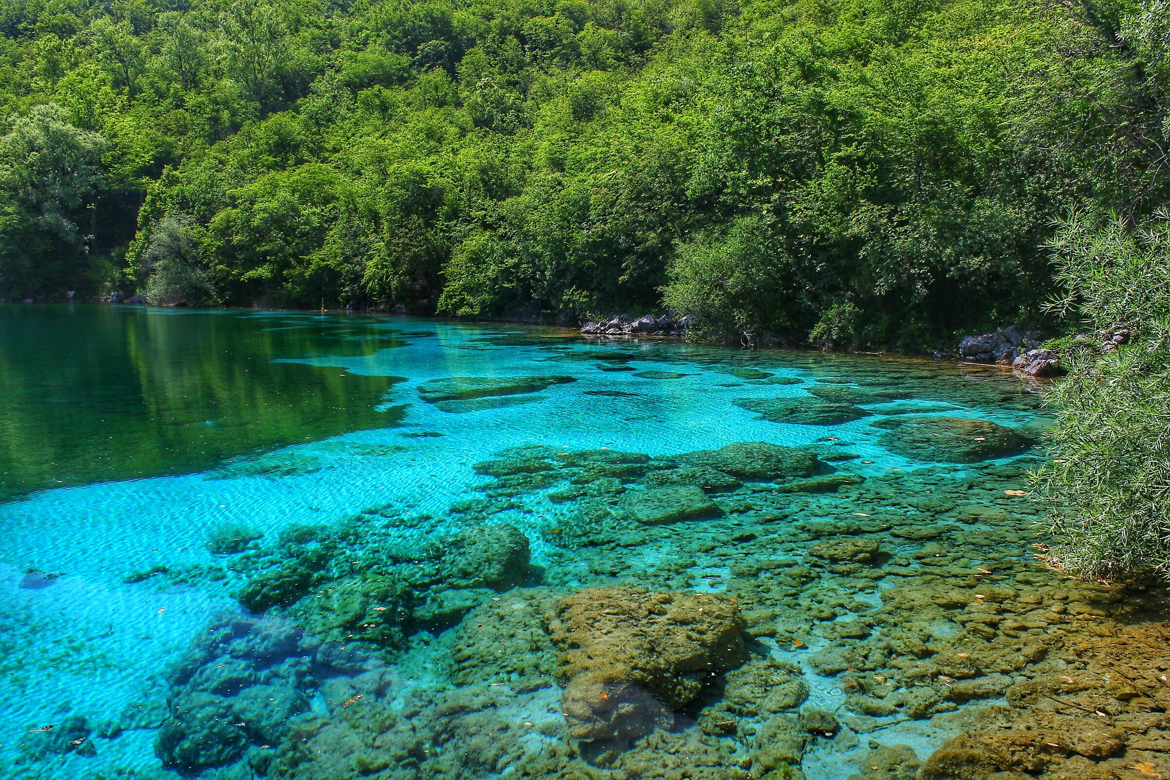 Le acque cristalline del lago di Cornino