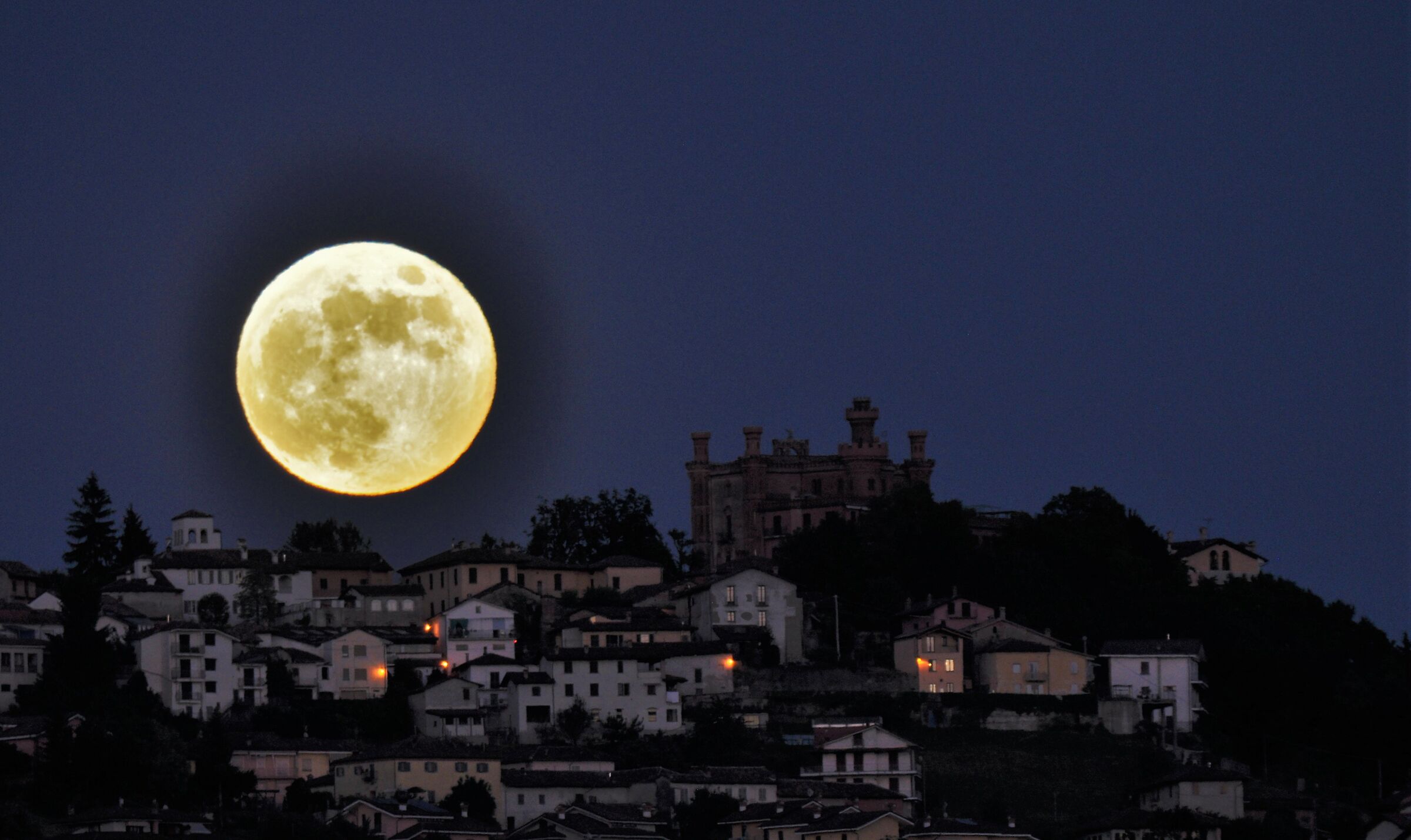 luna 5/6/2020 castello di novello(cuneo)