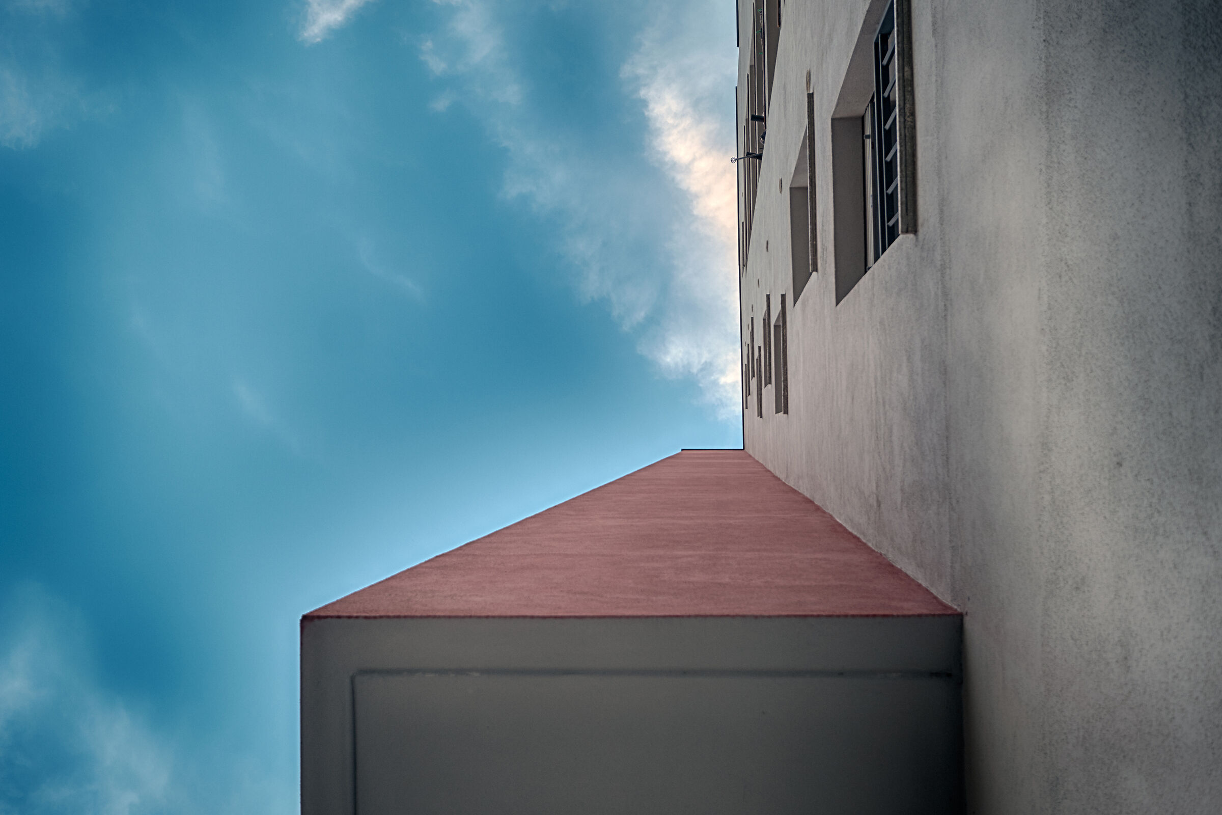 Il cielo è blu anche sopra via Milano 1