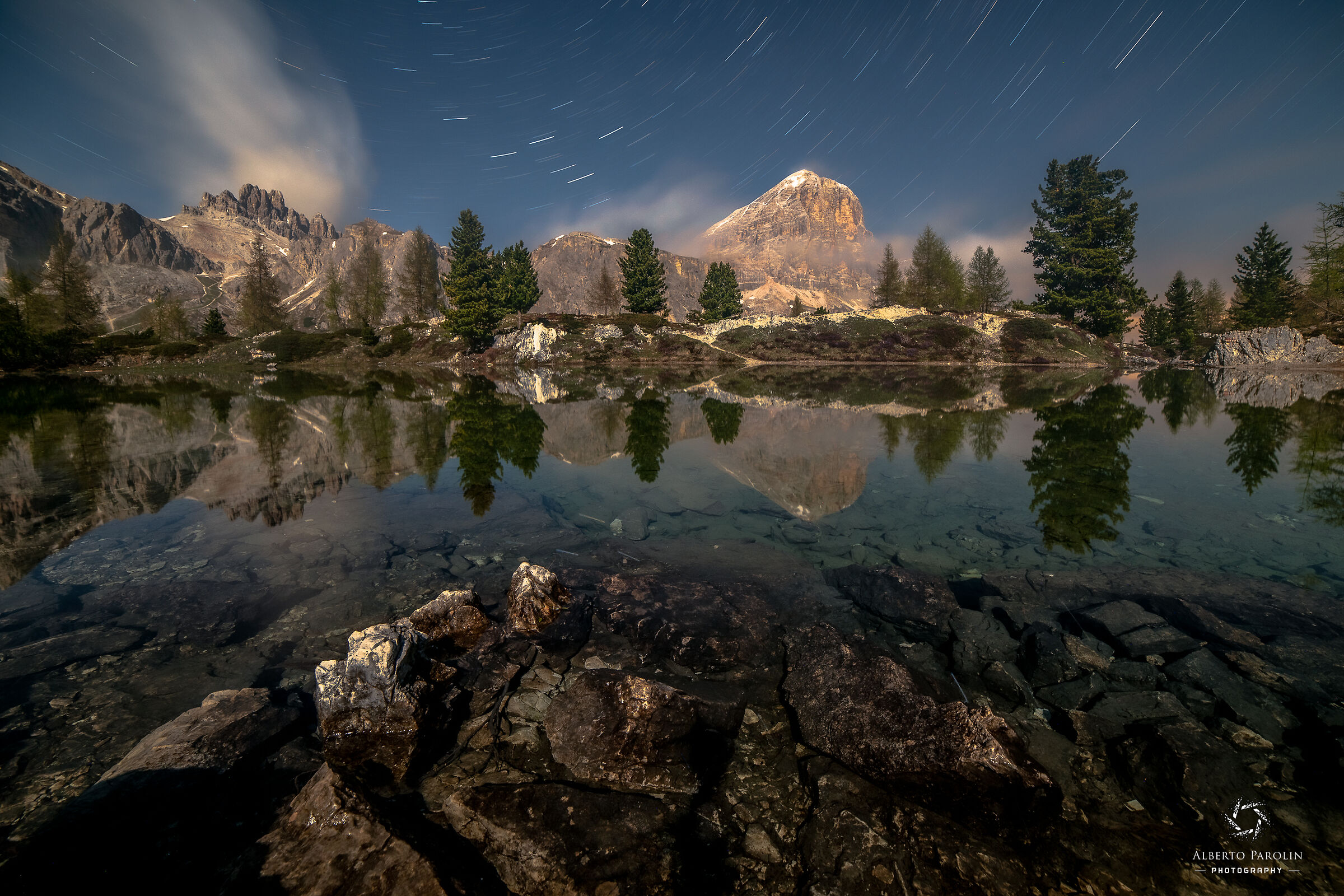 Cala la notte sul lago di Limides