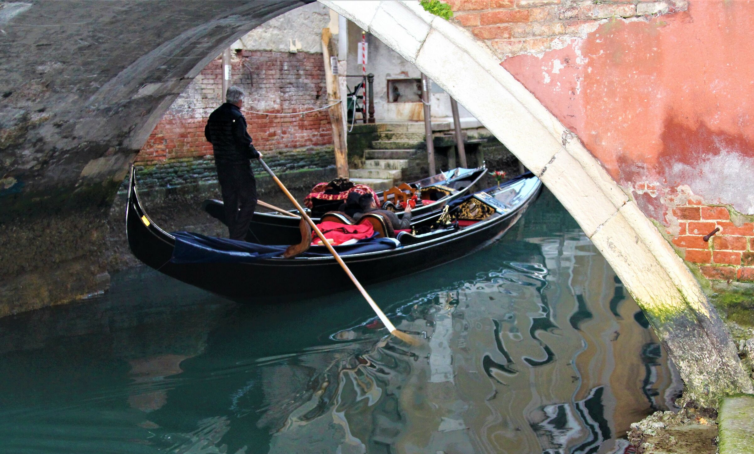 Passa una gondola della città.....