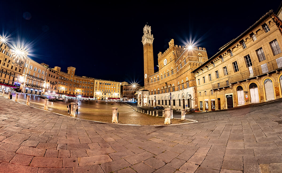 Sua Maestà Piazza del Campo e le sue mille luci.