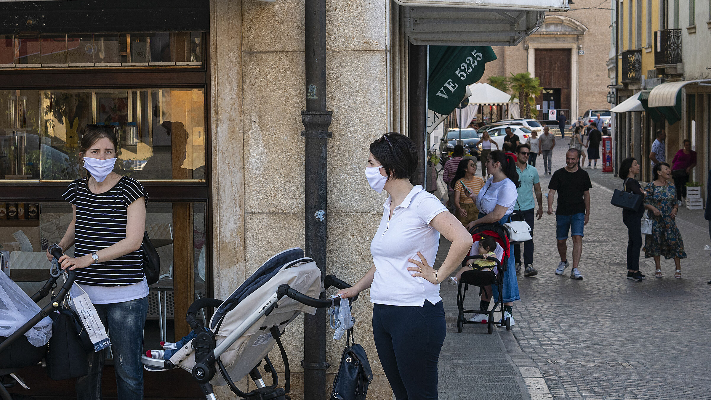 Mammine mascherine. Tutti gli altri neanche una..