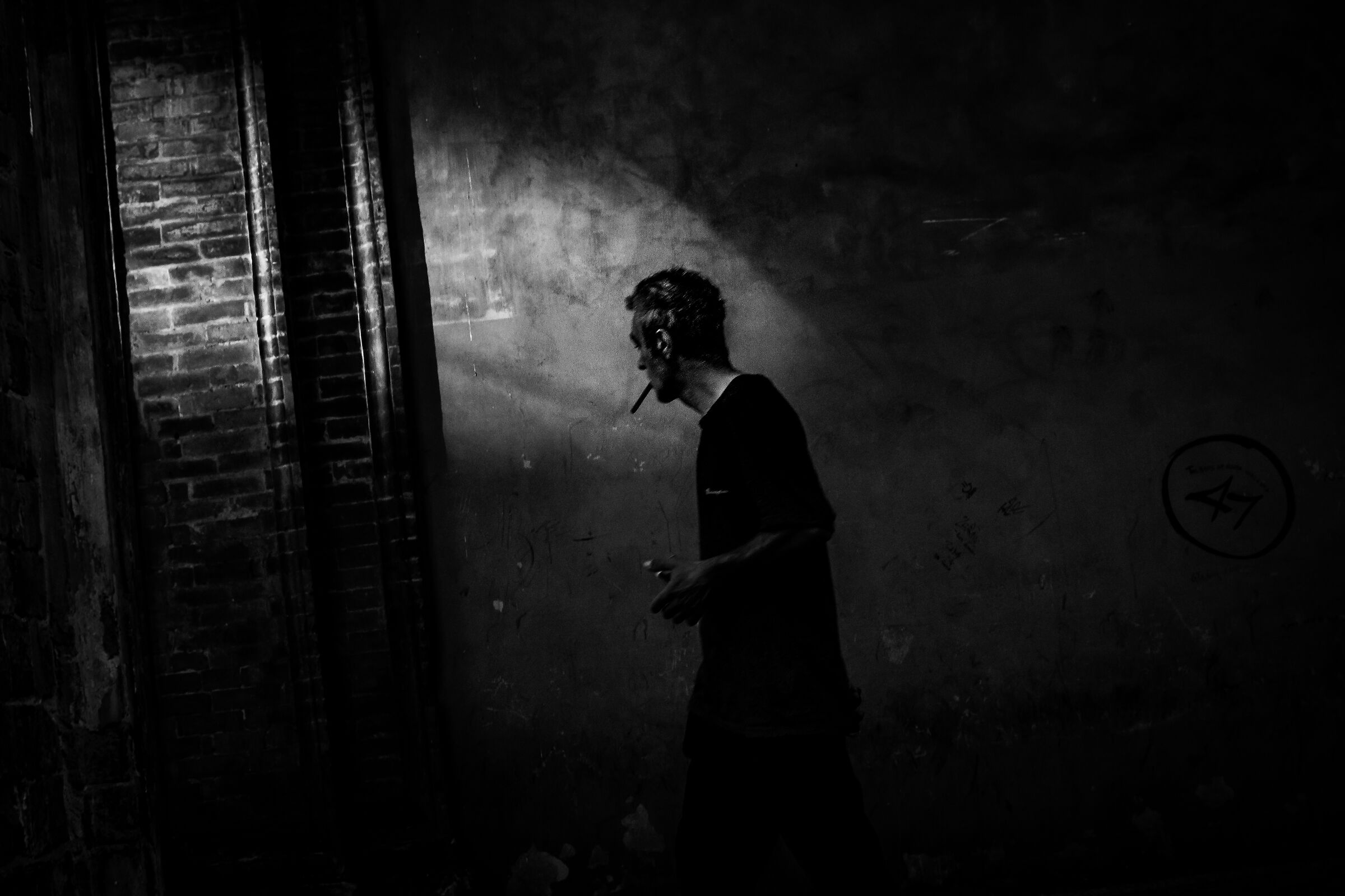 passante con sigaretta appesa