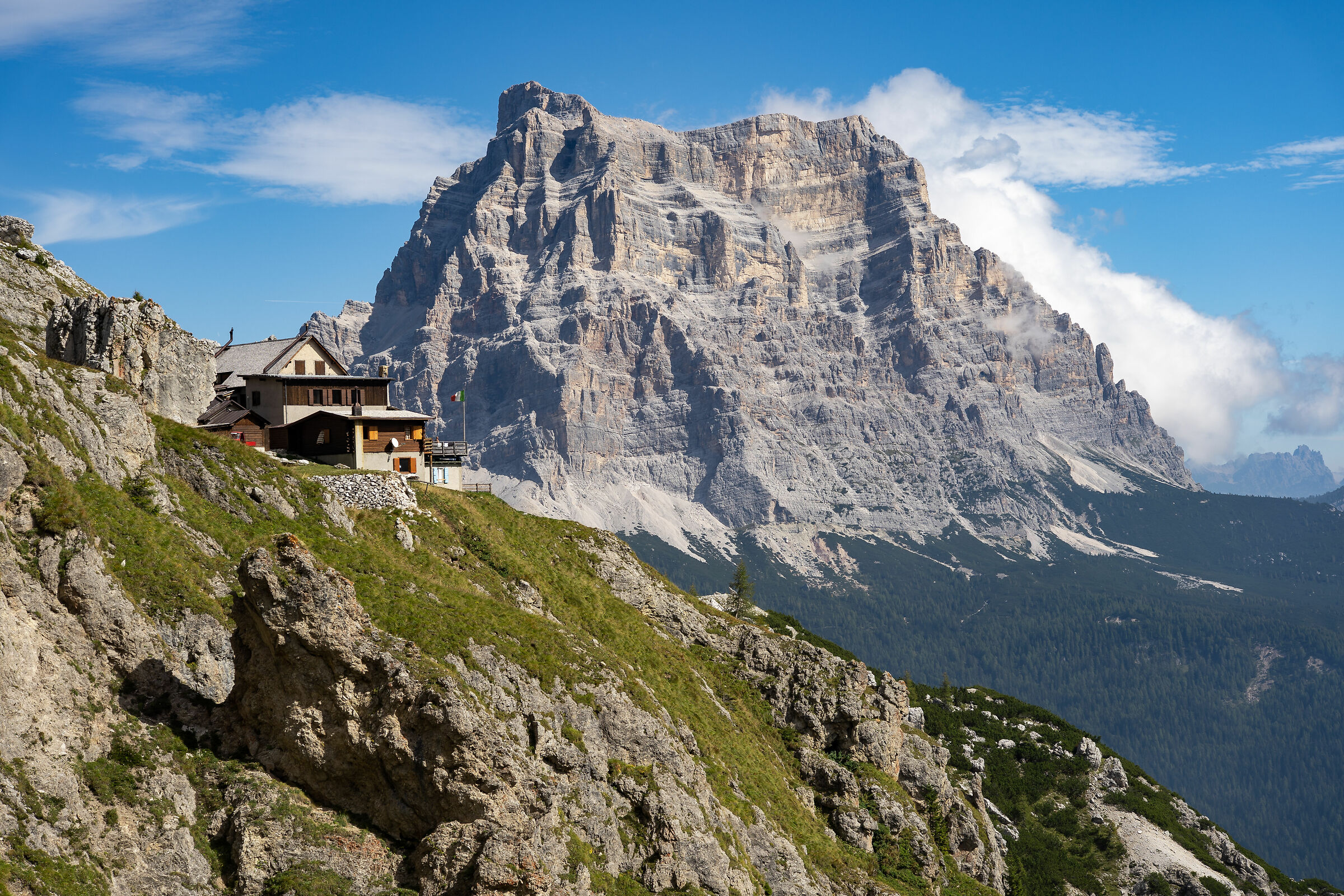 Il Pelmo da dietro il Rifugio Coldai