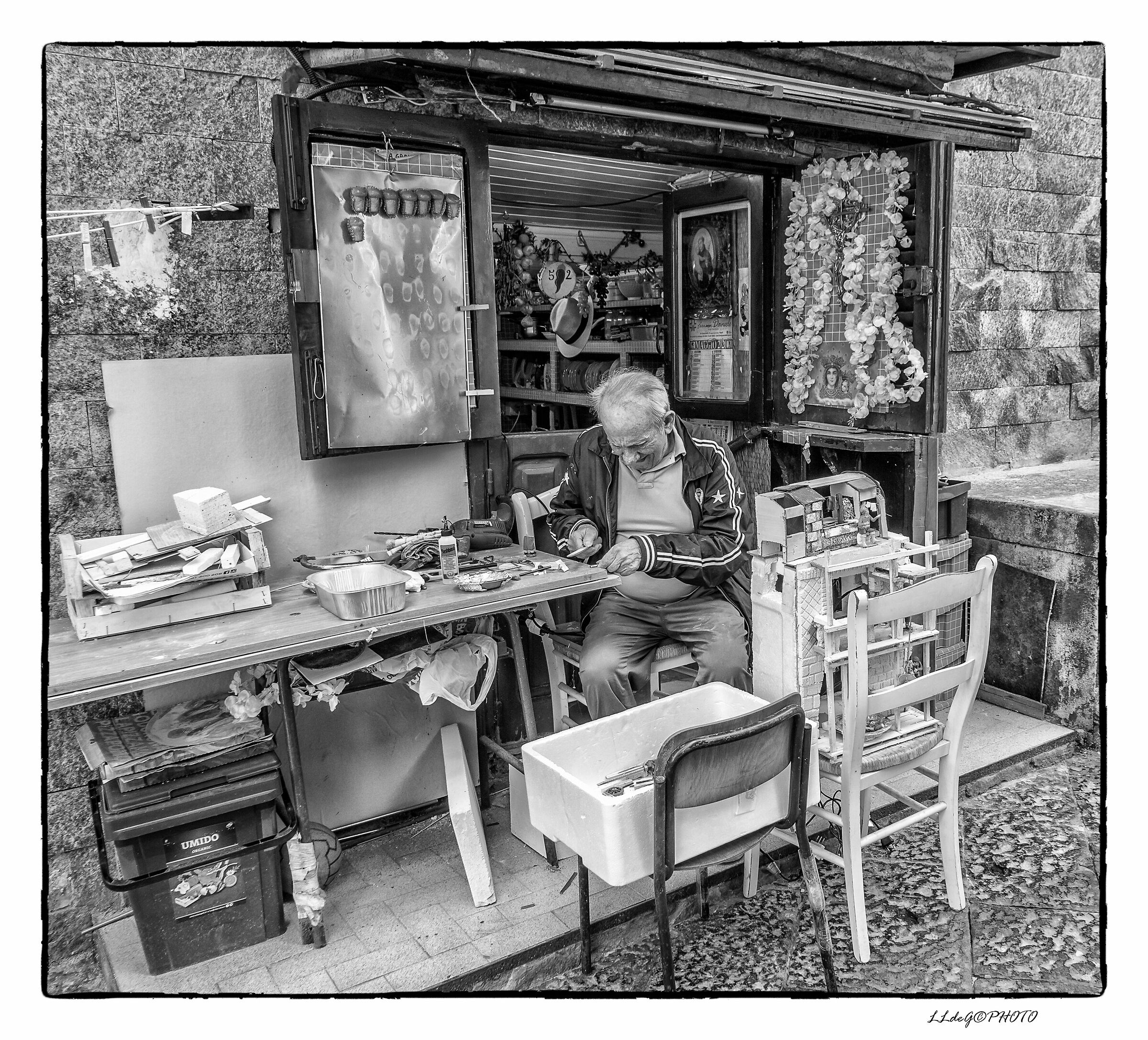 L'anziano artigiano dei presepi