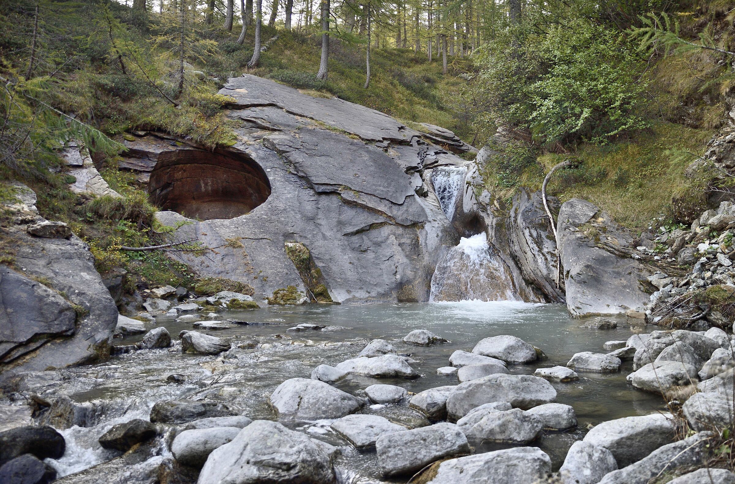 salendo da Cianciavero per il lago d'Avino