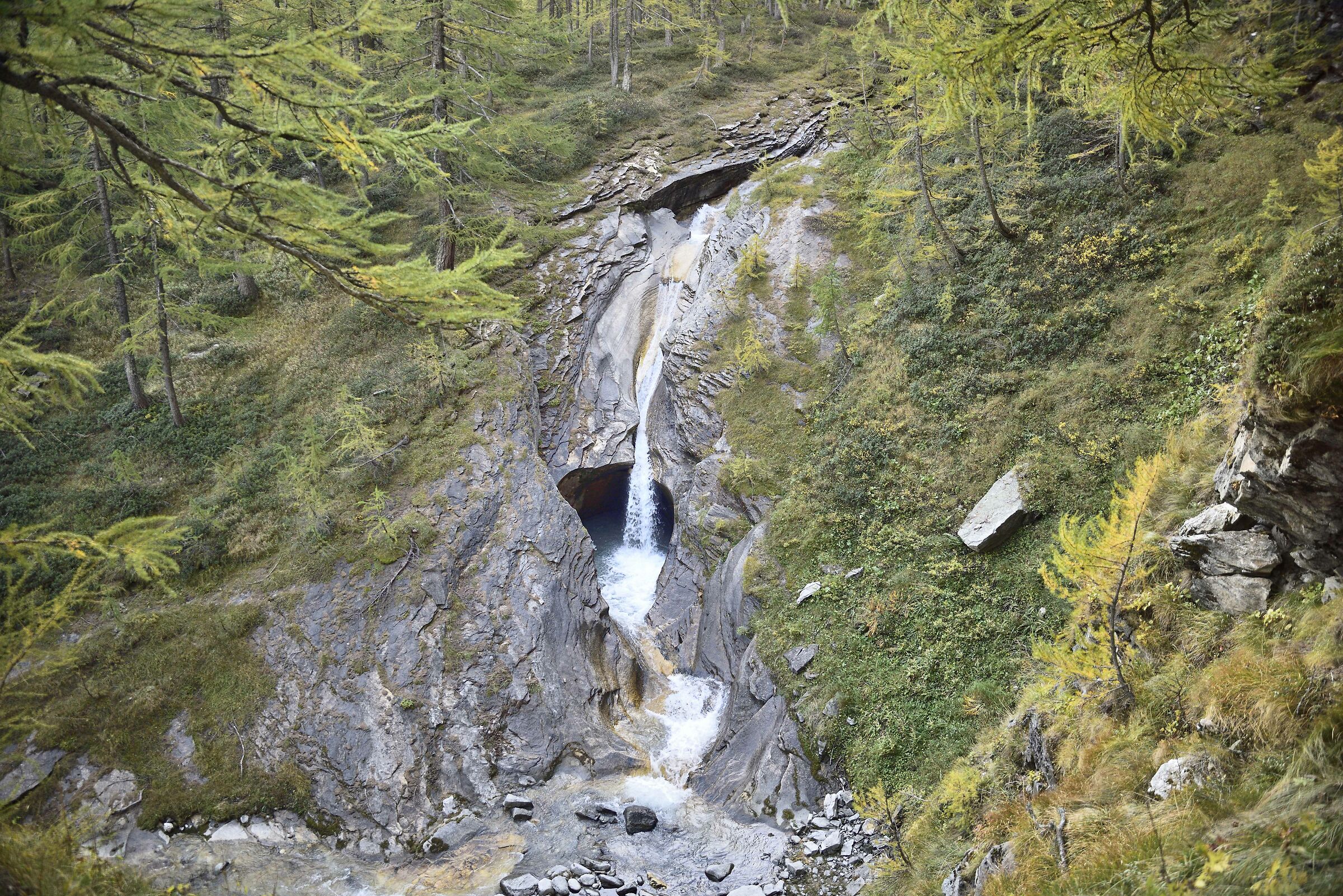 salendo da Cianciavero per il lago d'Avino