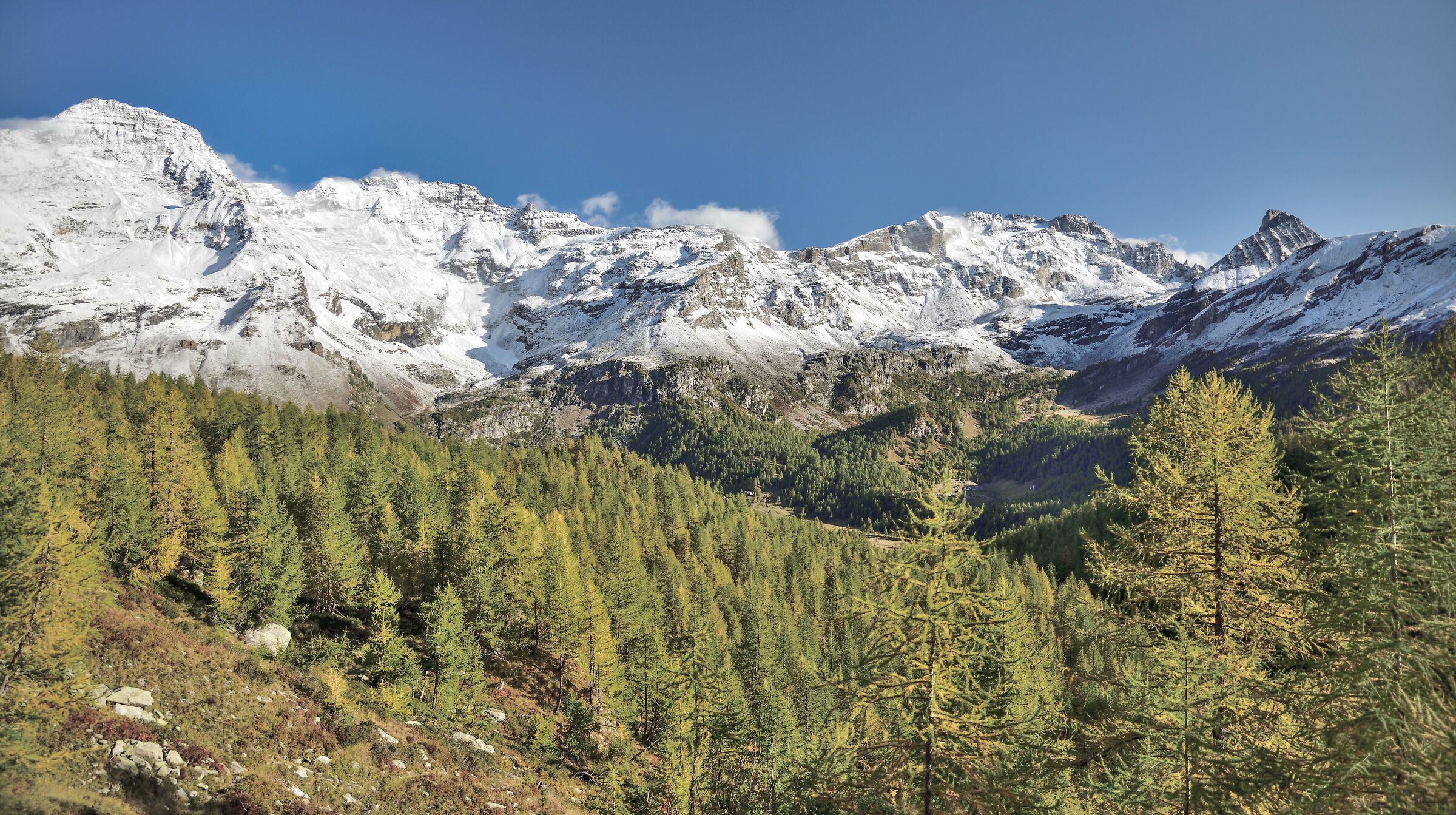 salendo da Cianciavero per il lago d'Avino