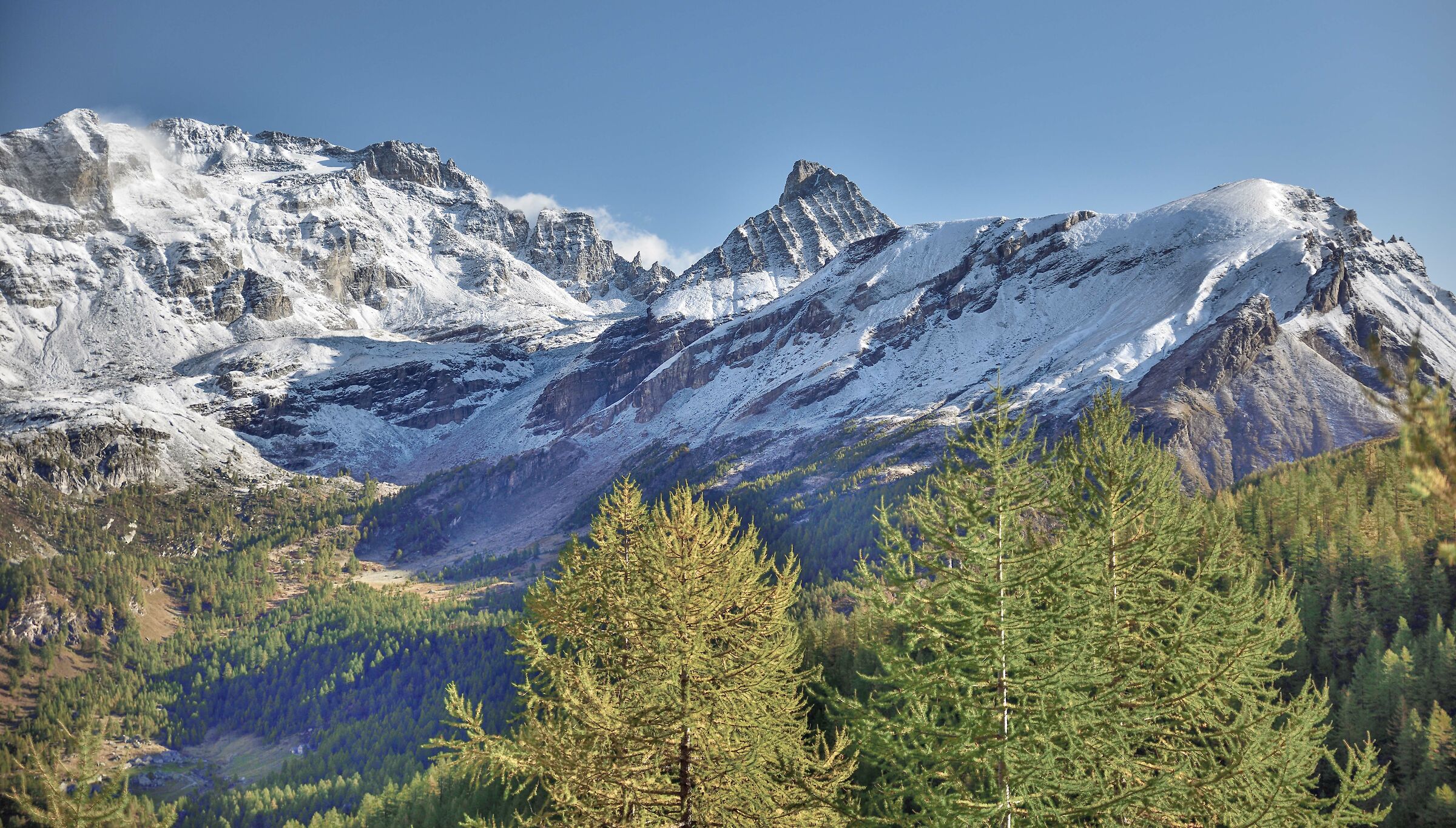salendo da Cianciavero per il lago d'Avino
