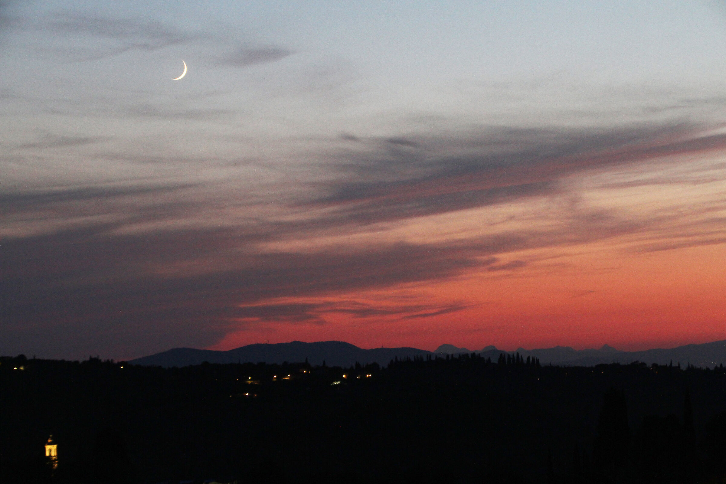 Tramonto con sottile falce di Luna