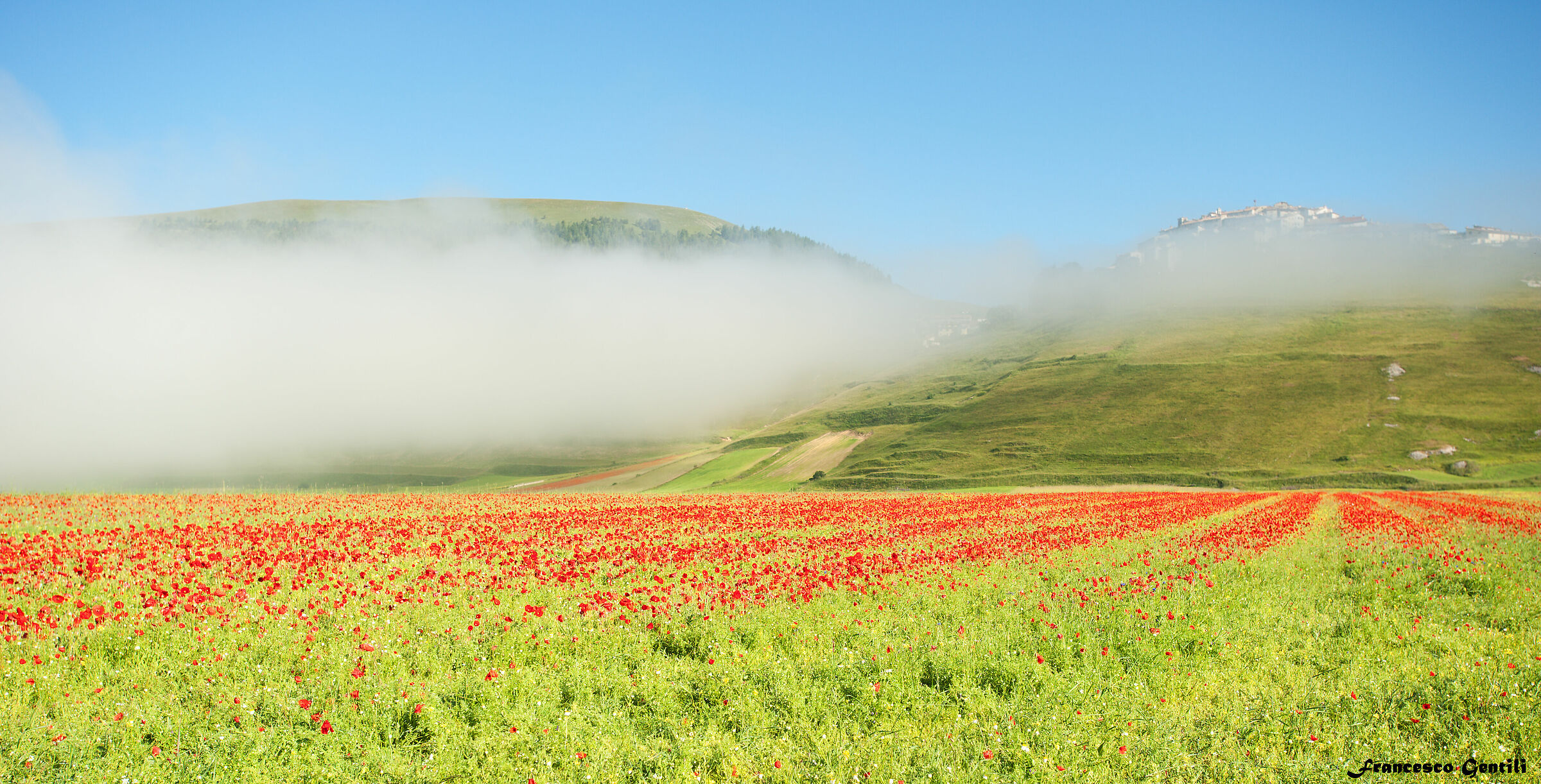 Castelluccio nella nebbia