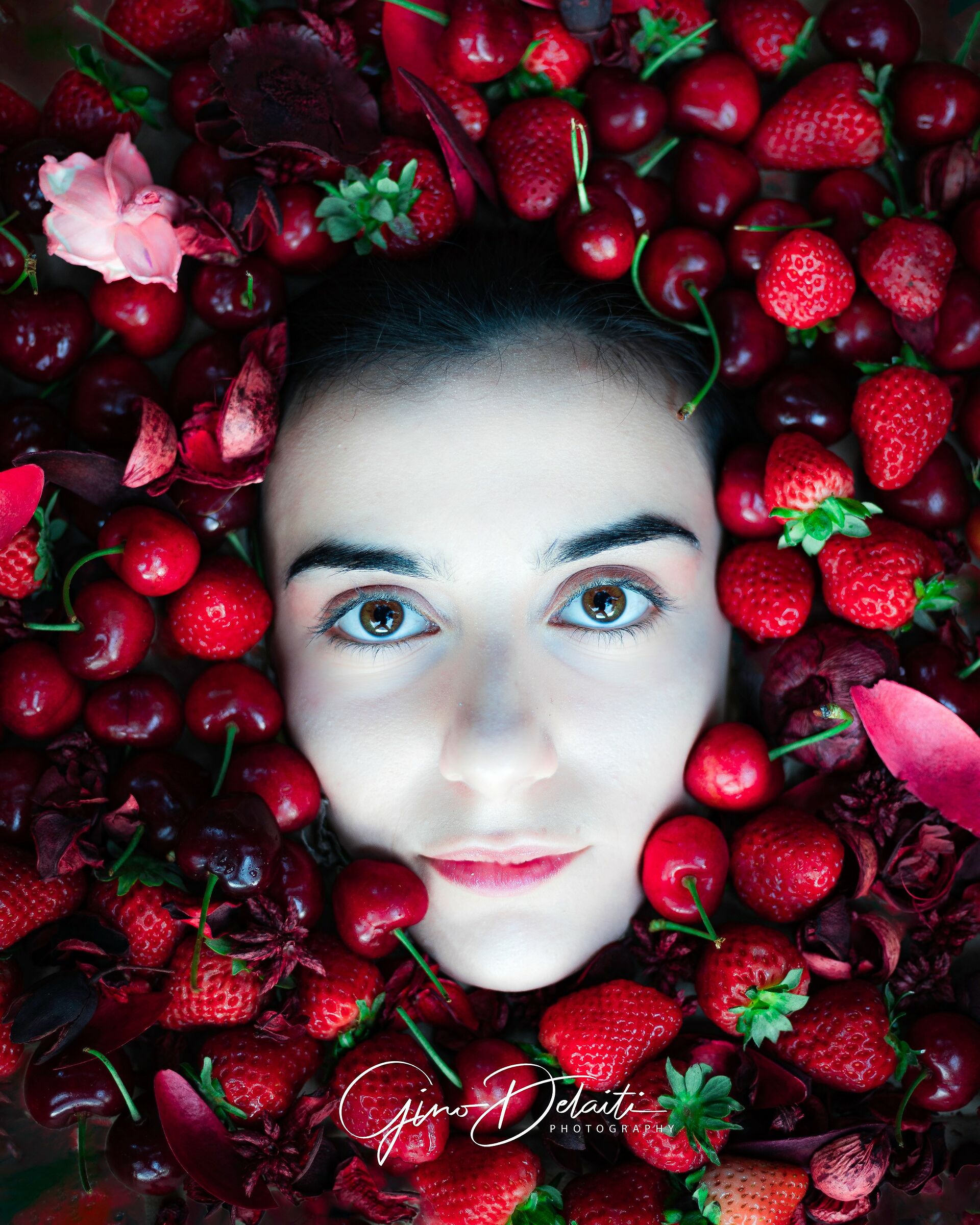 Stesa su un tappeto di fragole e ciliegie