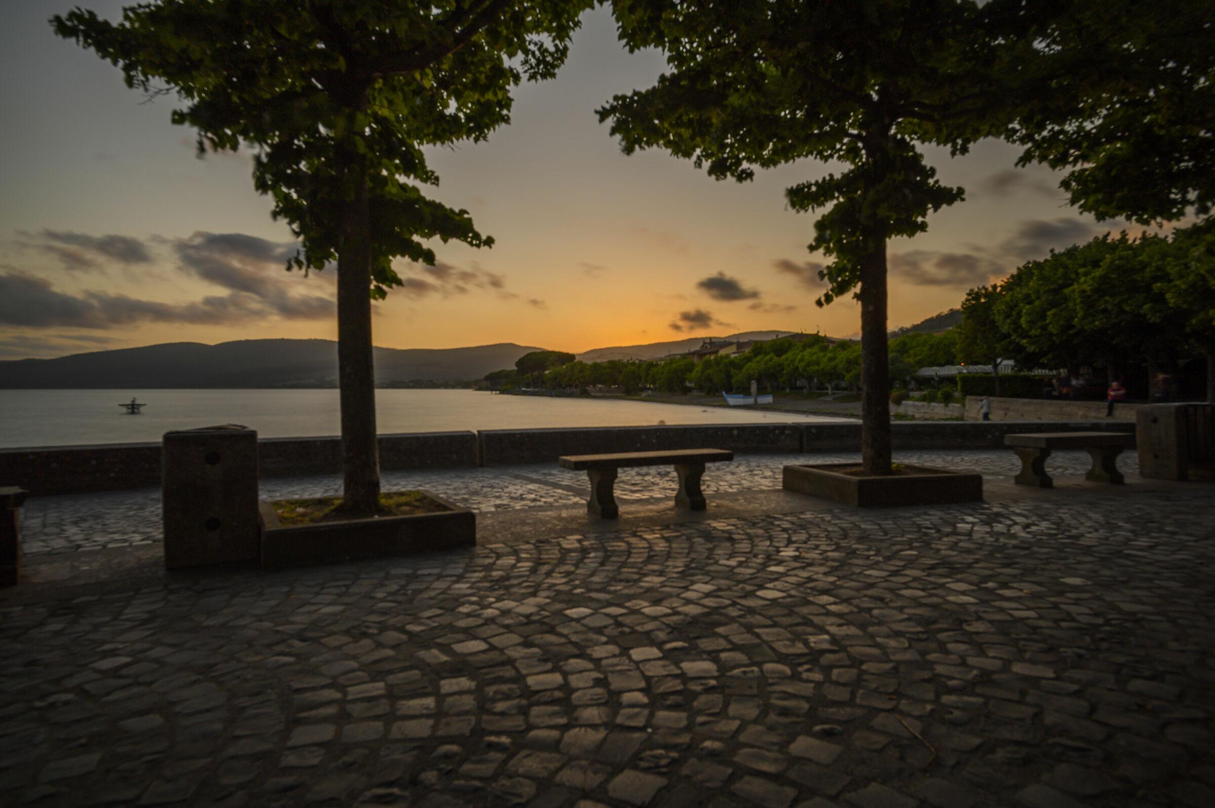 The roundabout on the lake