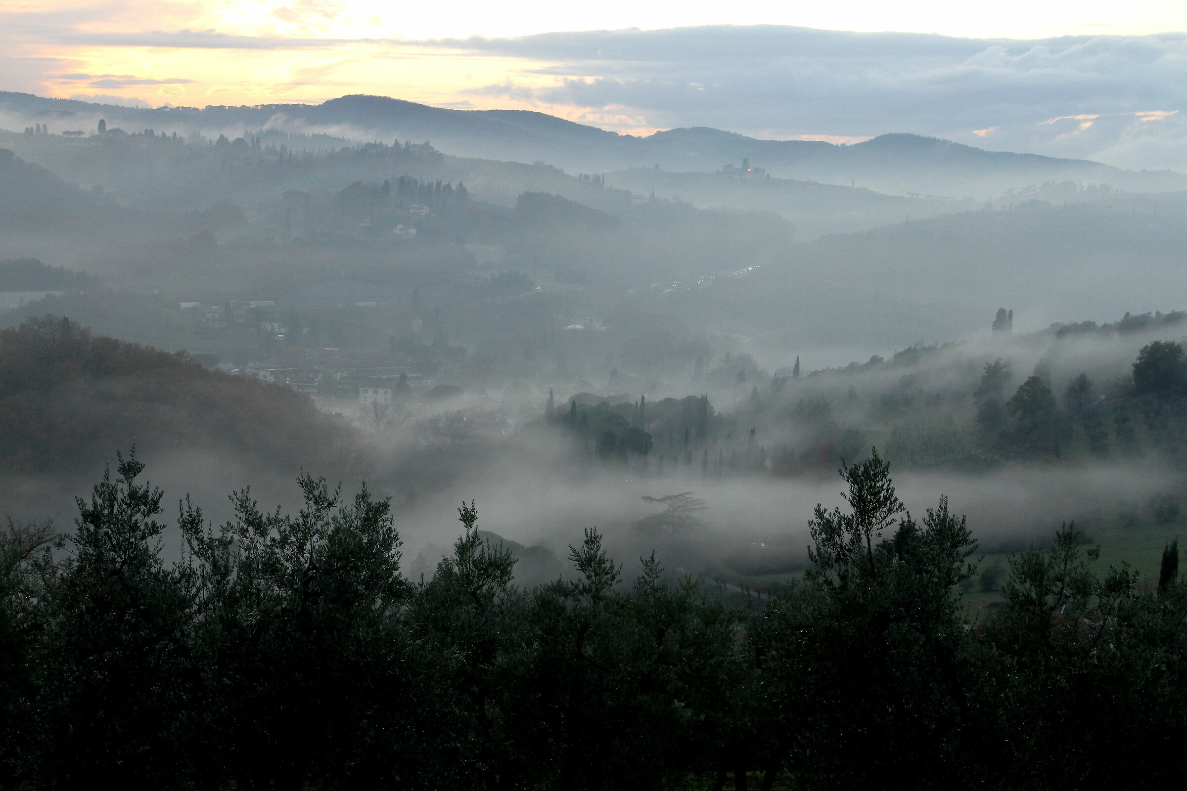 Colline toscane con sottili nebbie autunnali