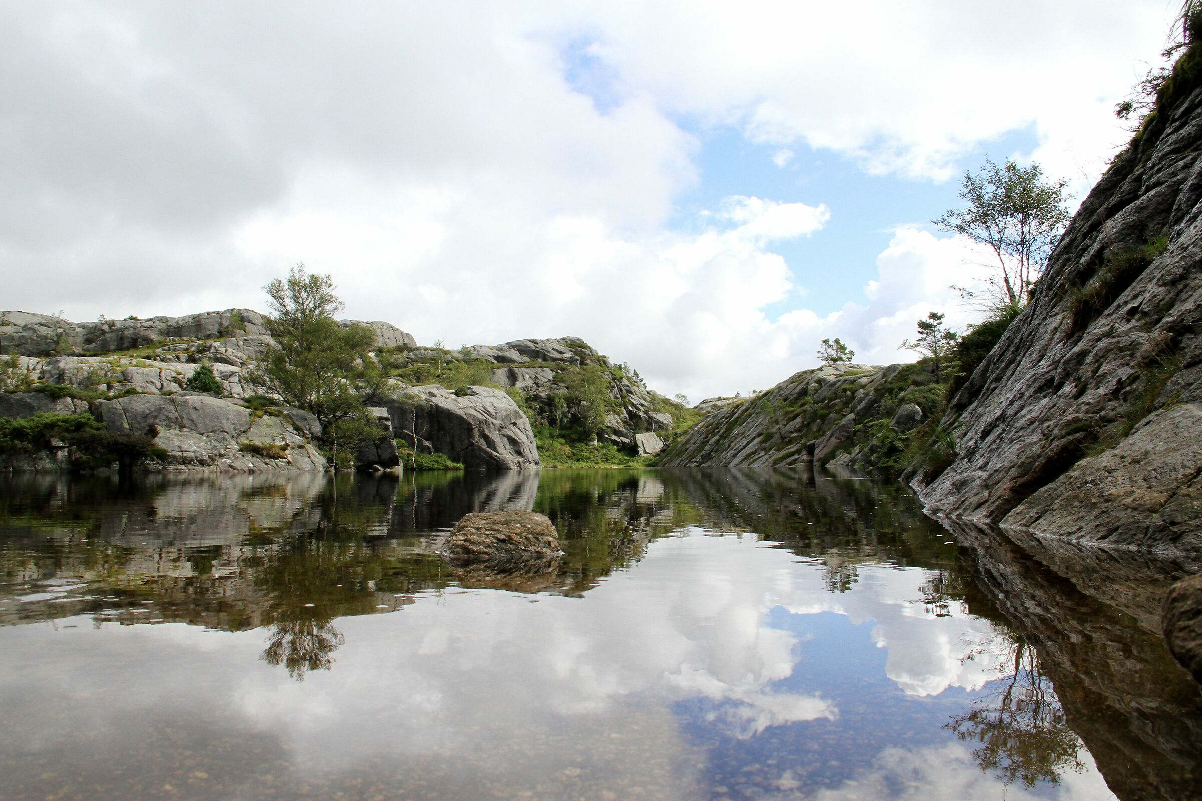 Norvegia-laghetto lungo il sentiero per il Preikestolen
