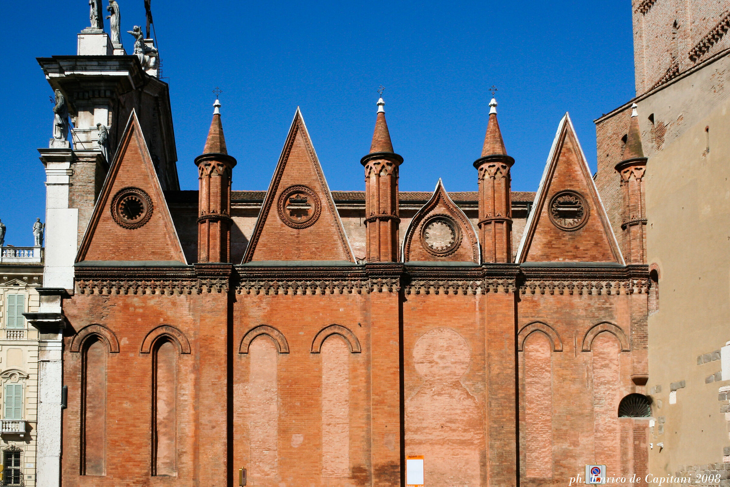 Duomo di Mantova, Close-up sul fianco meridionale