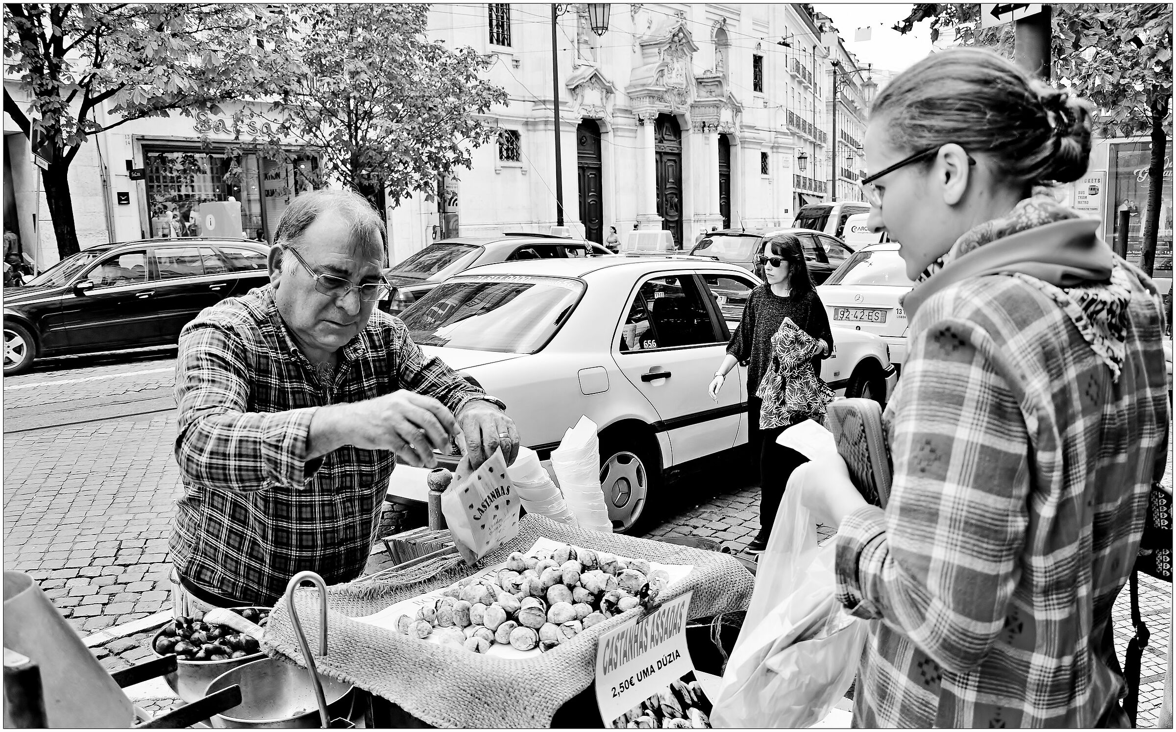 Lisbona - Venditore di castagnein piazza Camoes.