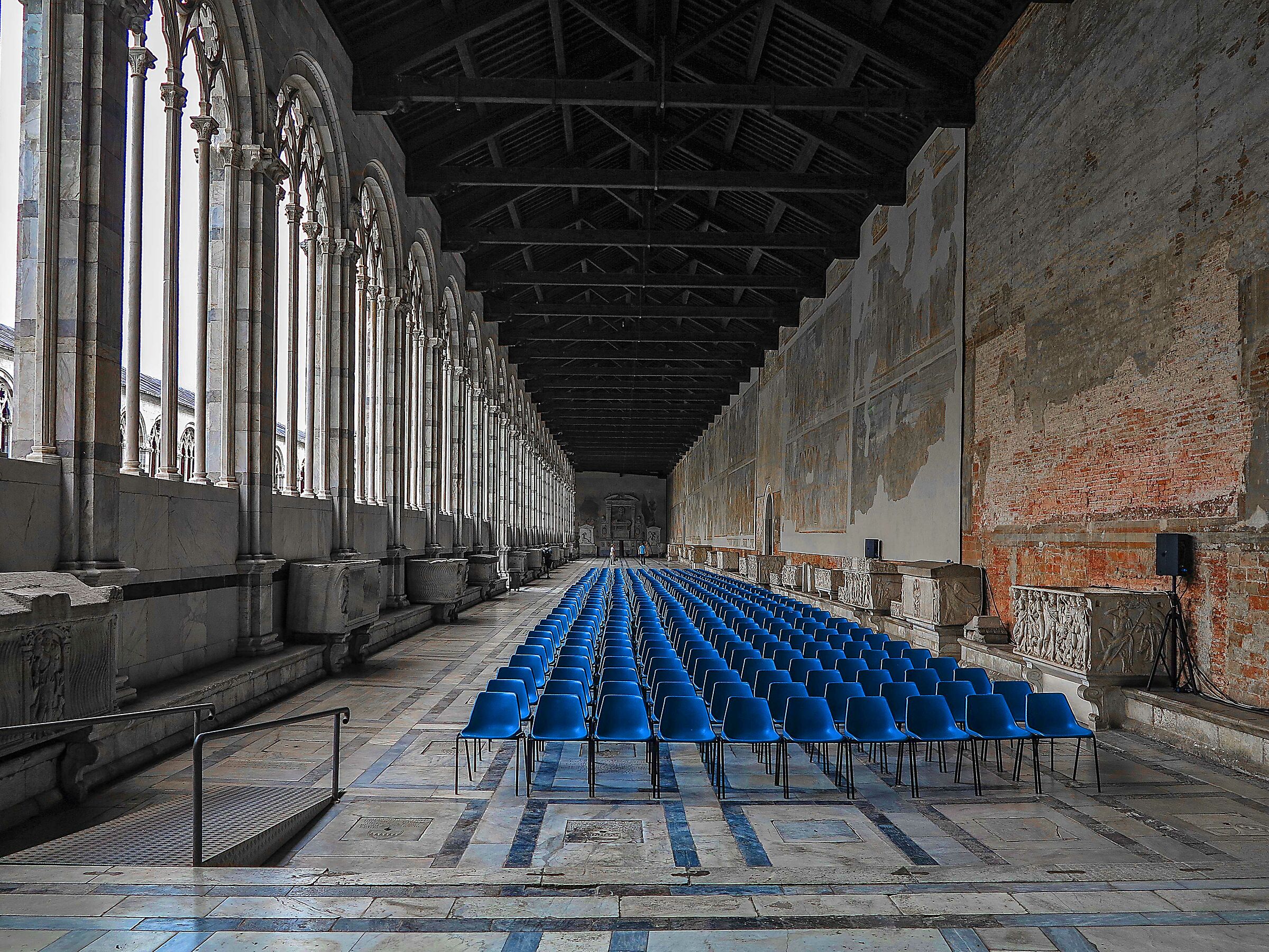 Sedie vuote al Camposanto Monumentale di Pisa