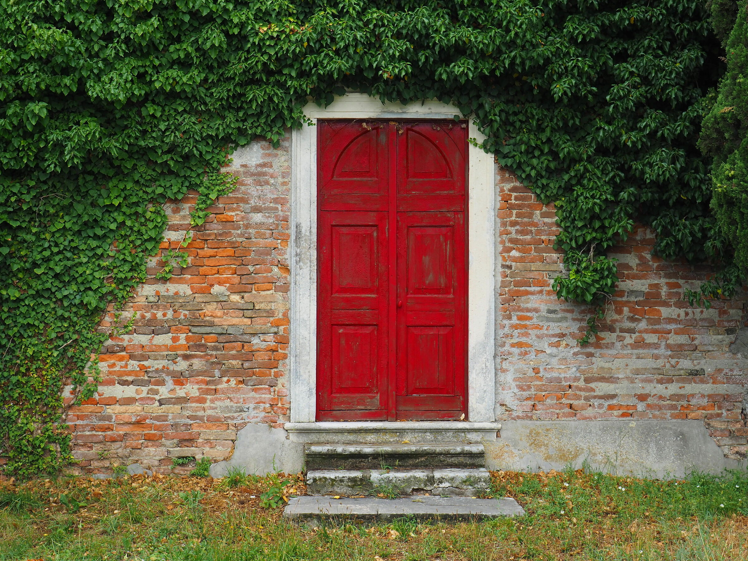 la porta rossa