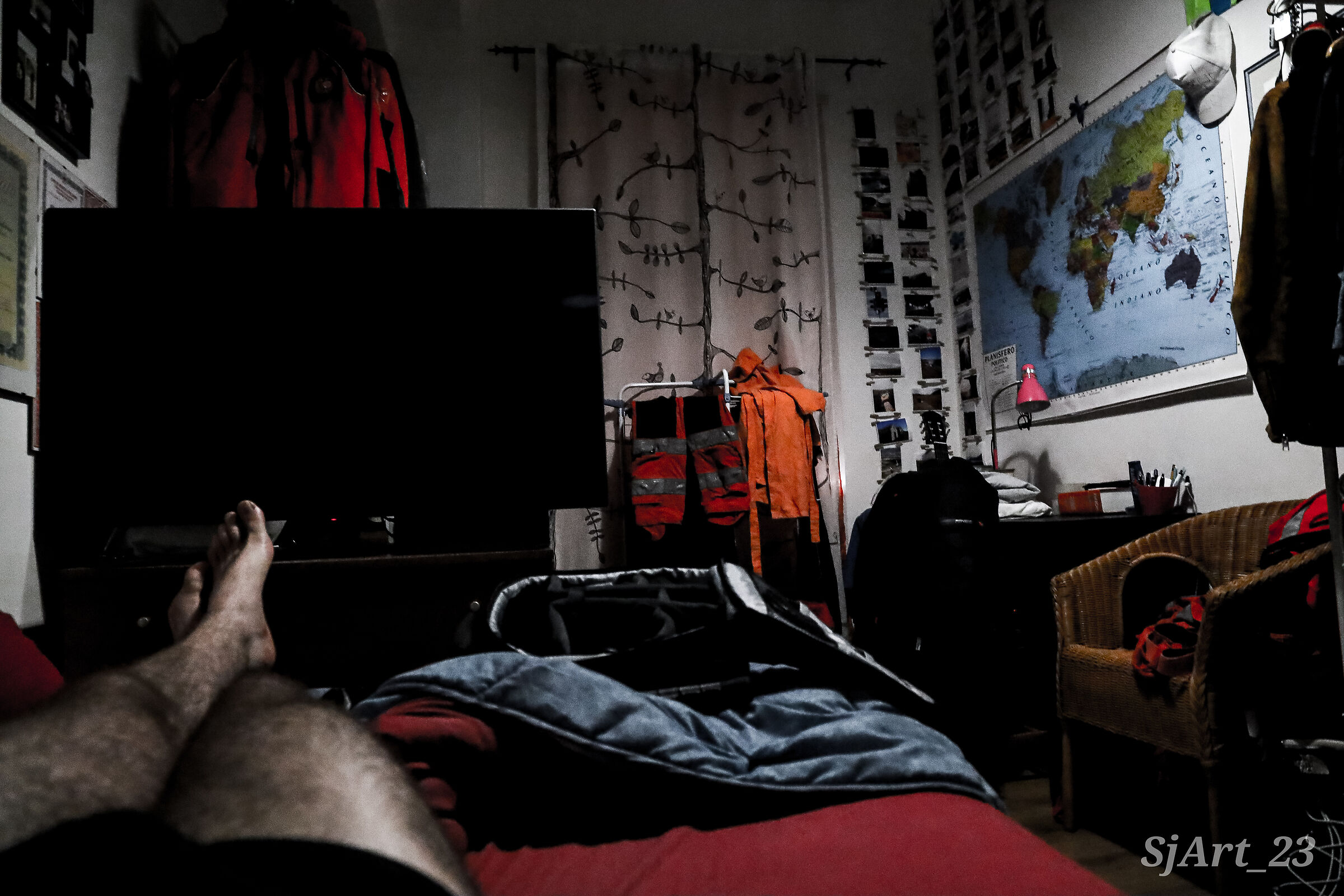 "Questo letto sfatto e zozzo che mi tira giù sul...