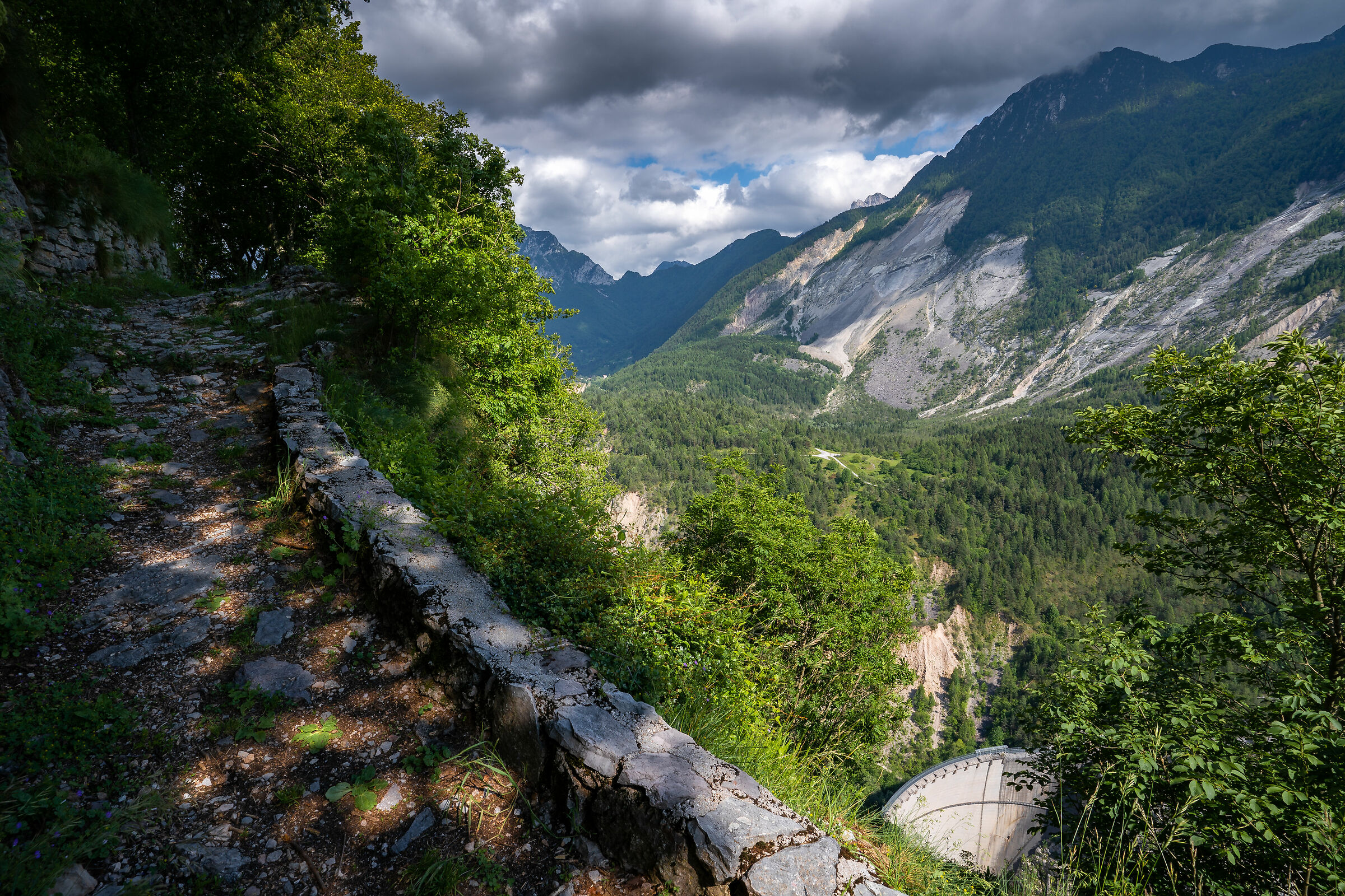 Vista della frana del Monte Toc sulla diga del Vajont