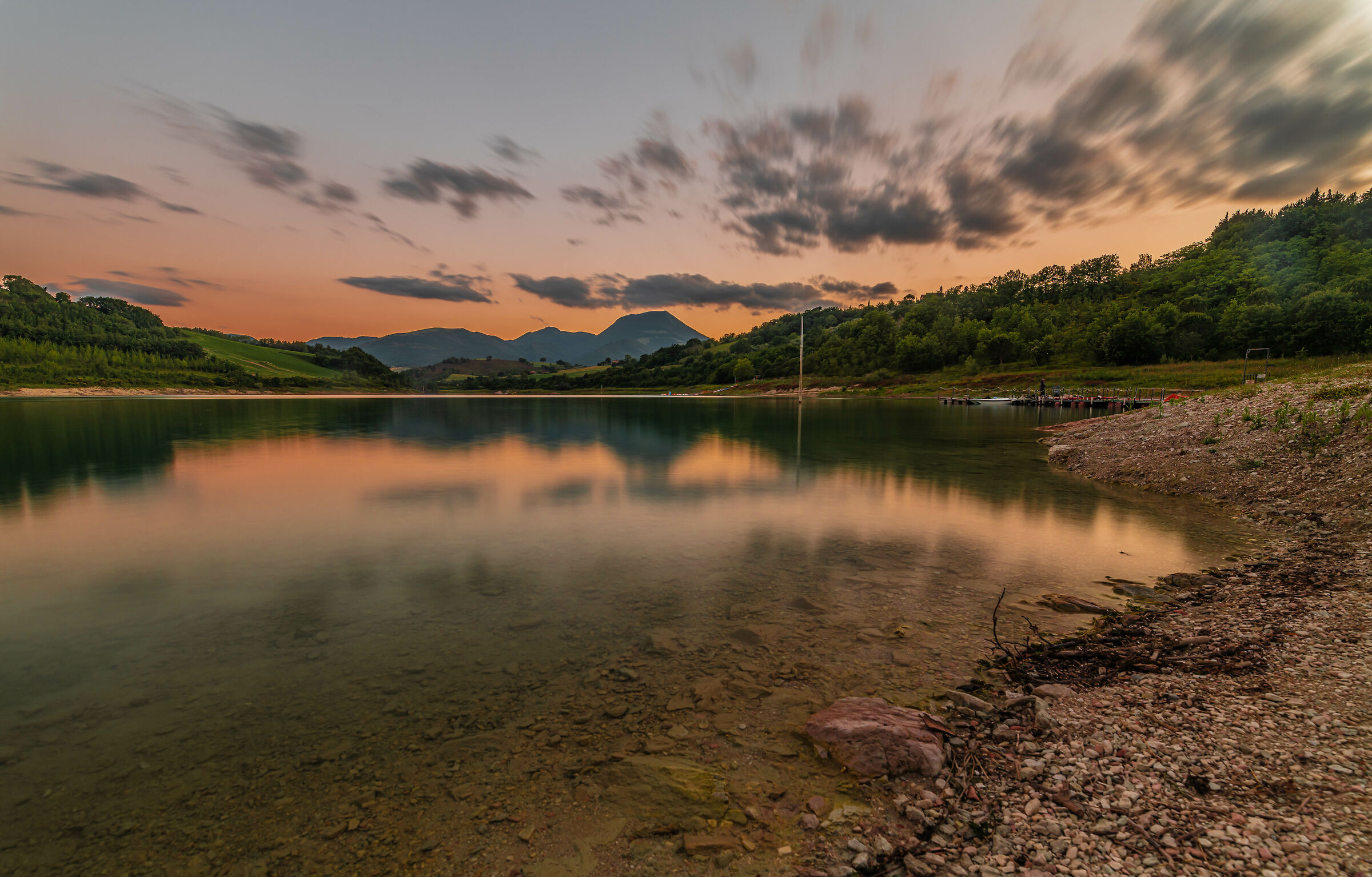 Monte San Vicino visto dal Lago di Cingoli