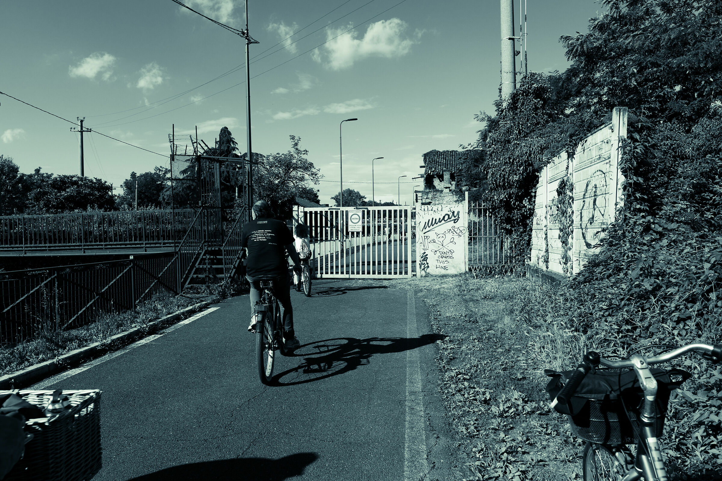 Perché non aprono questo benedetto cancello?