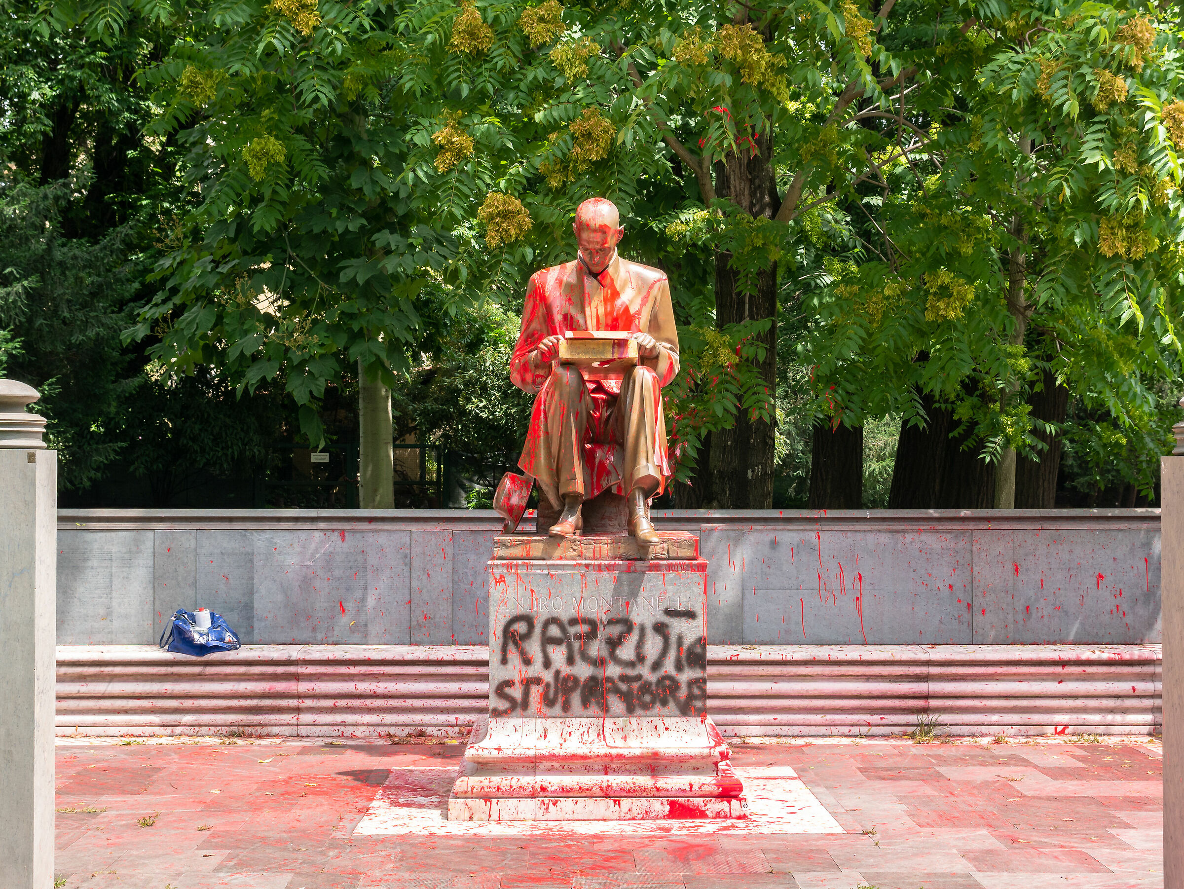Statue of Montanelli Smeared