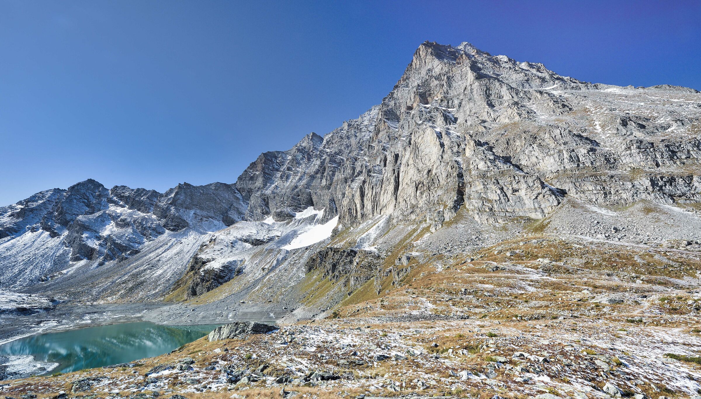 il Monte Leone m 3553 che sovrasta il lago d'Avino