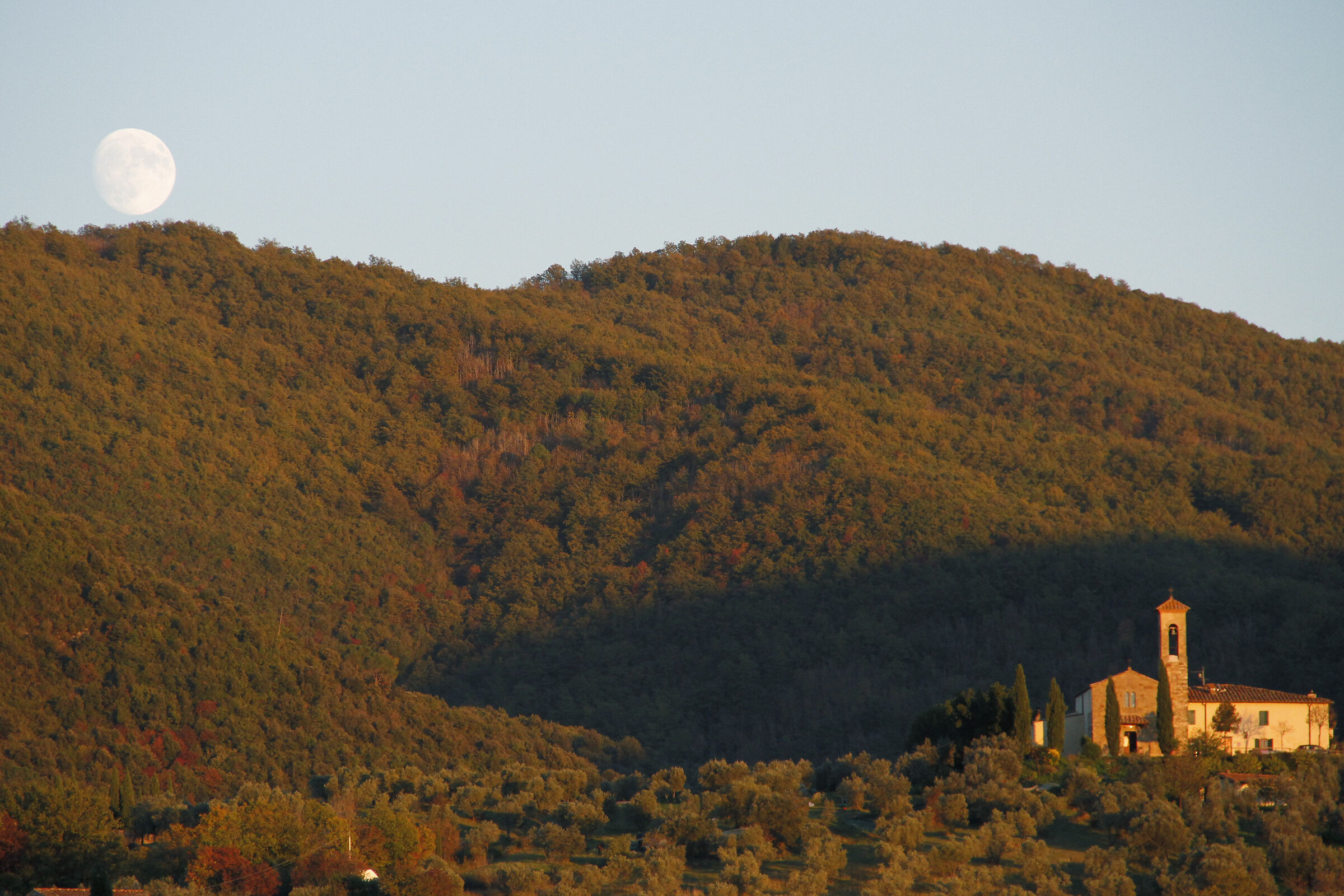 Luna che sorge sopra la chiesa di Mugnana