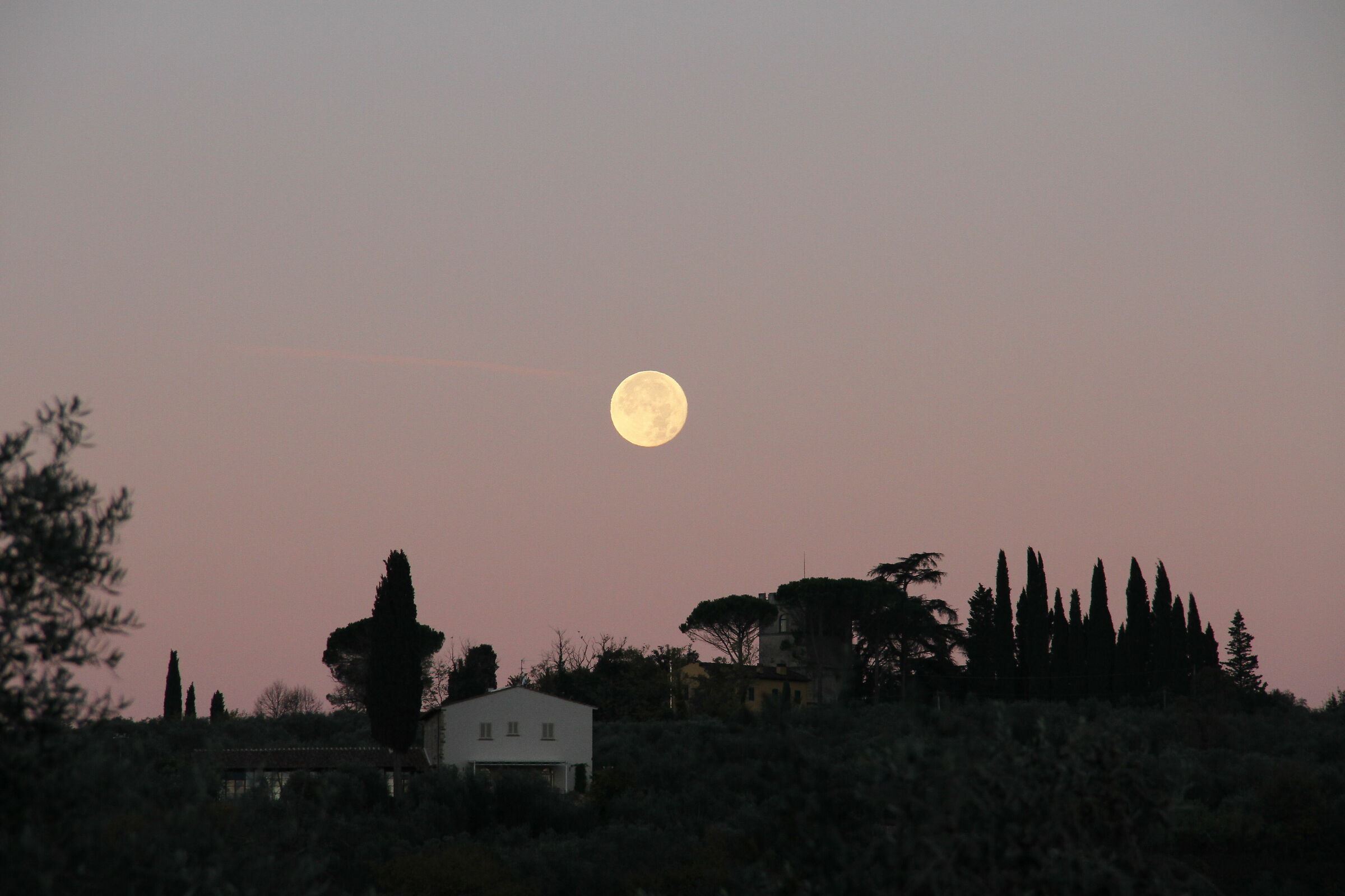 Luna all'alba del 15 novembre 2016, dopo il perigeo