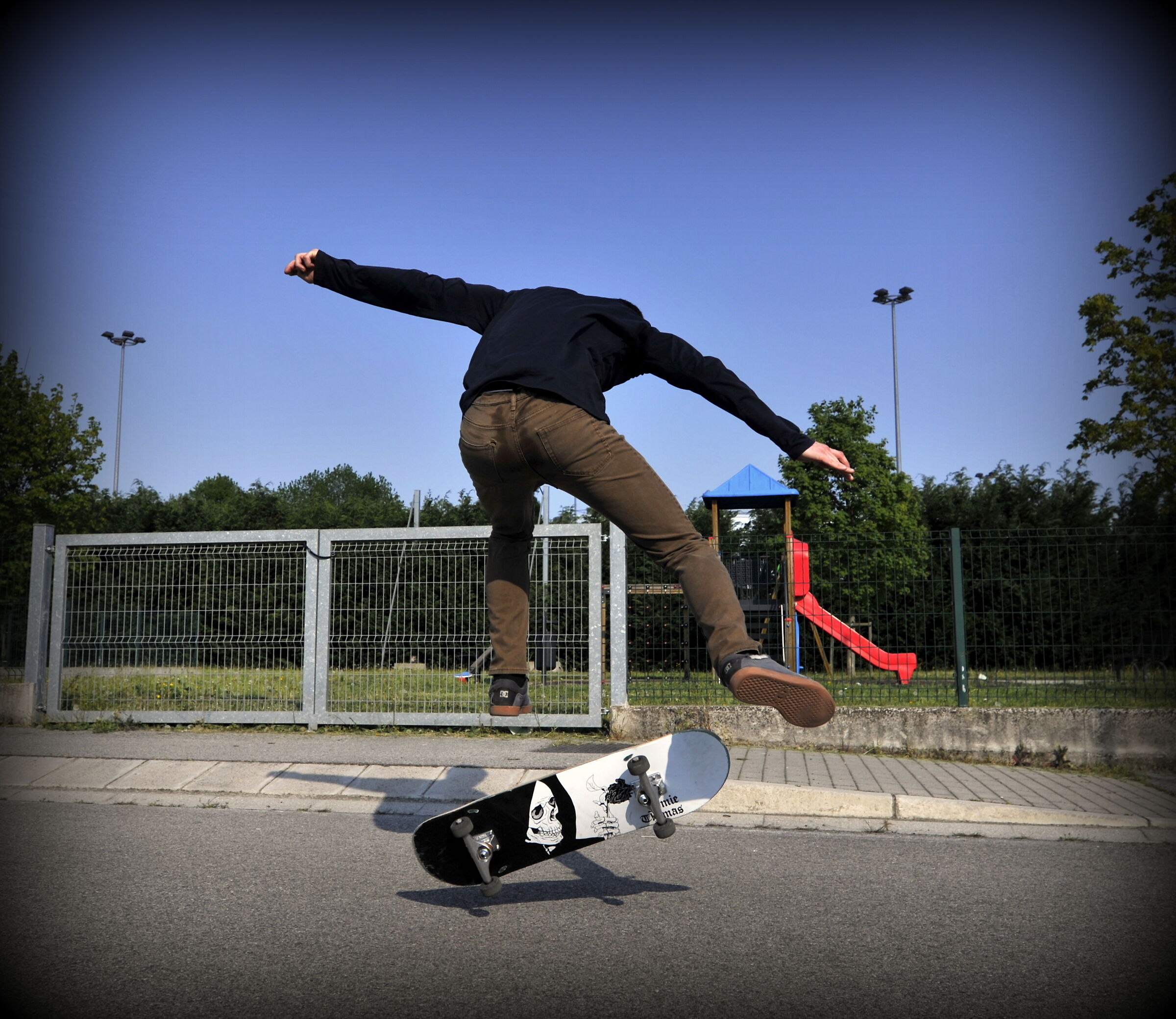 Acrobatic skateboard