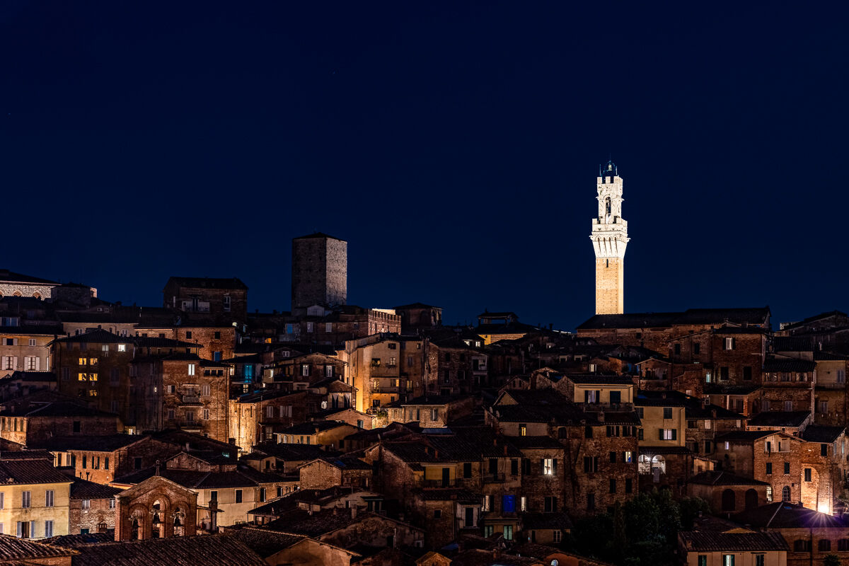 "E la luna illumina la torre"
