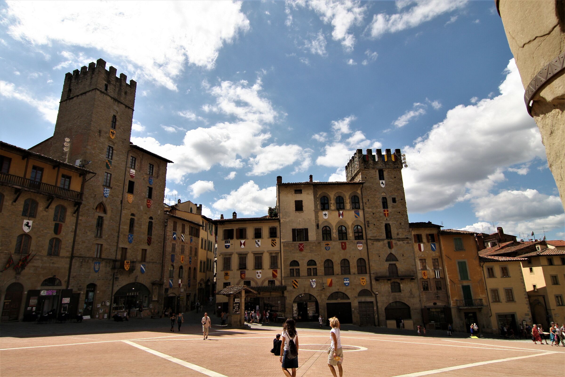 Arezzo: tribute to Lorisb.