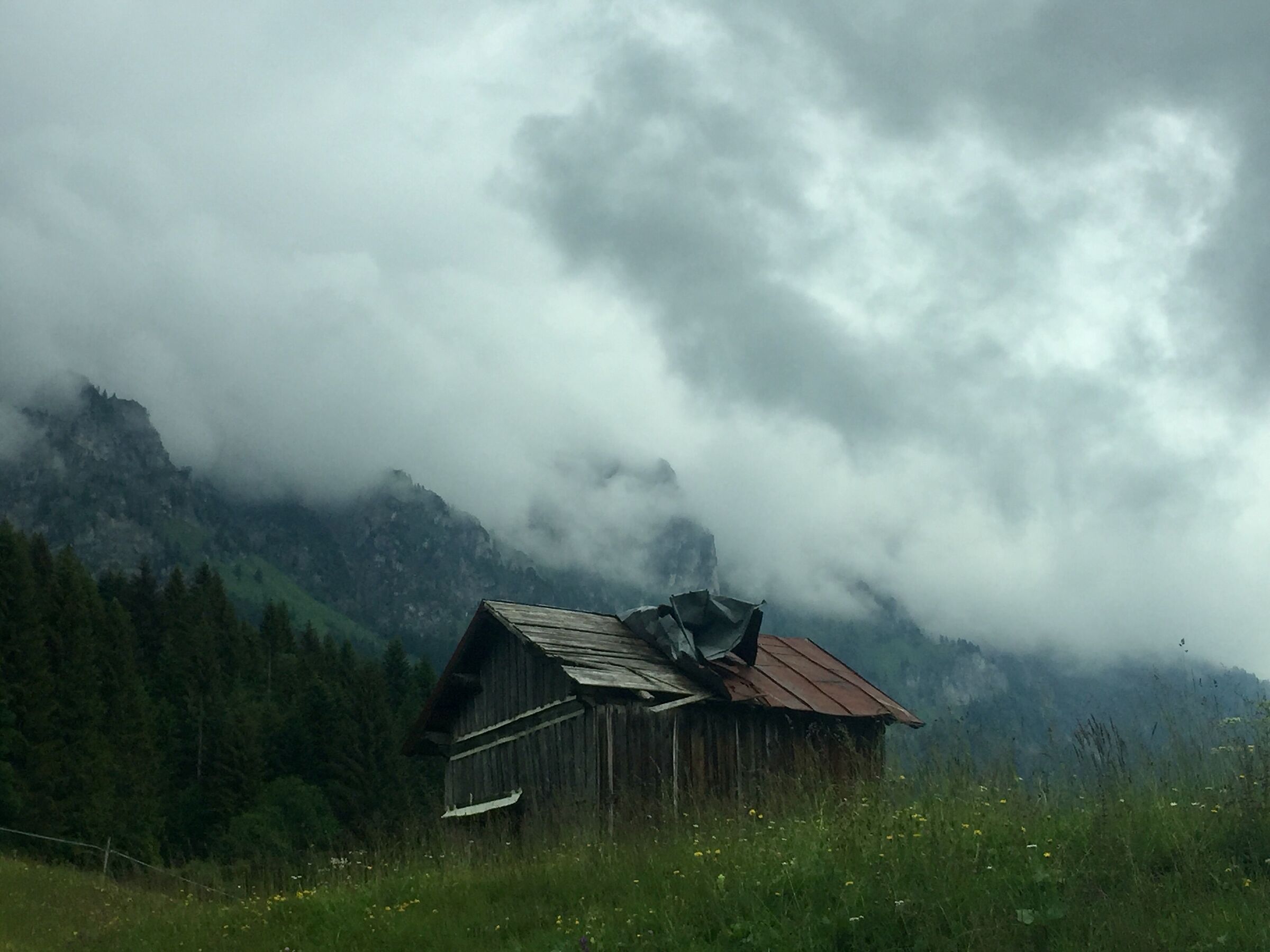 Sola, sotto le montagne.